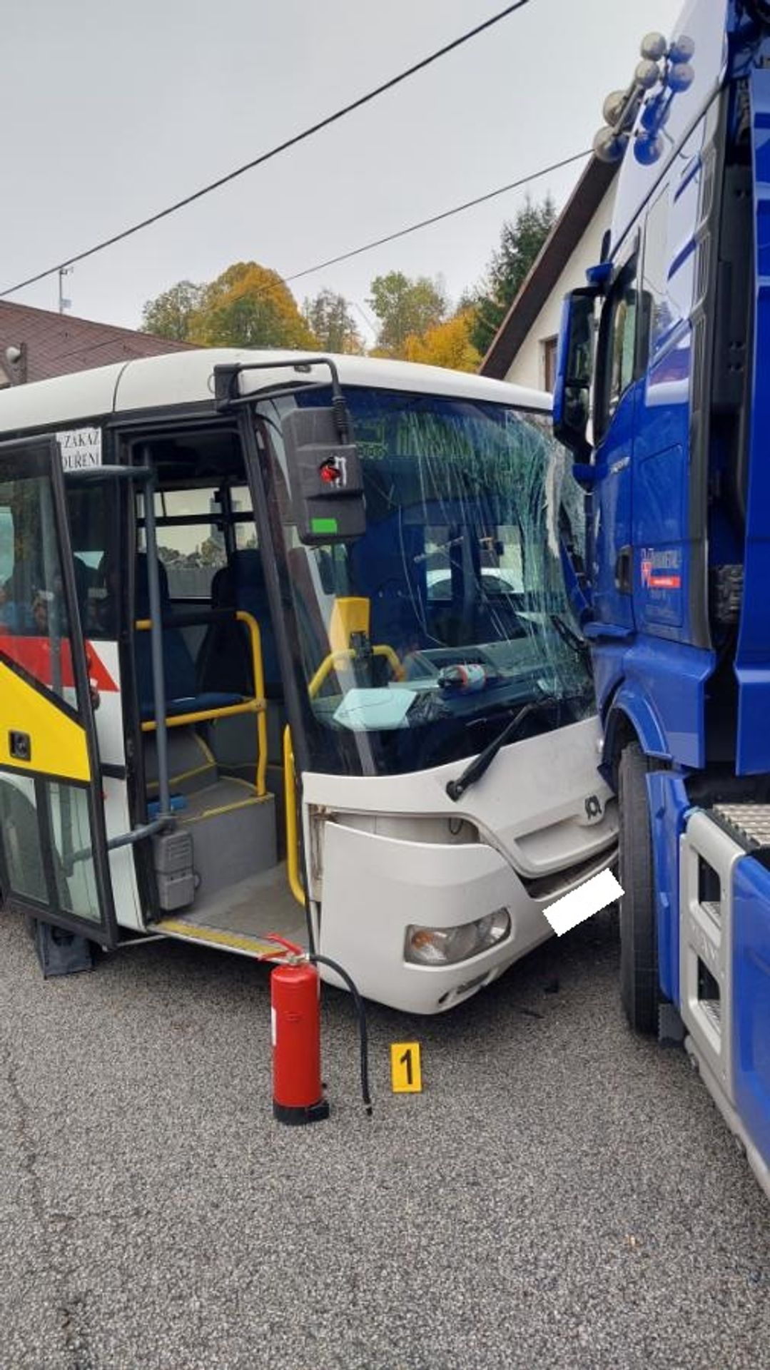 Nehoda autobusu 2 - Nehoda autobusu (2/7)