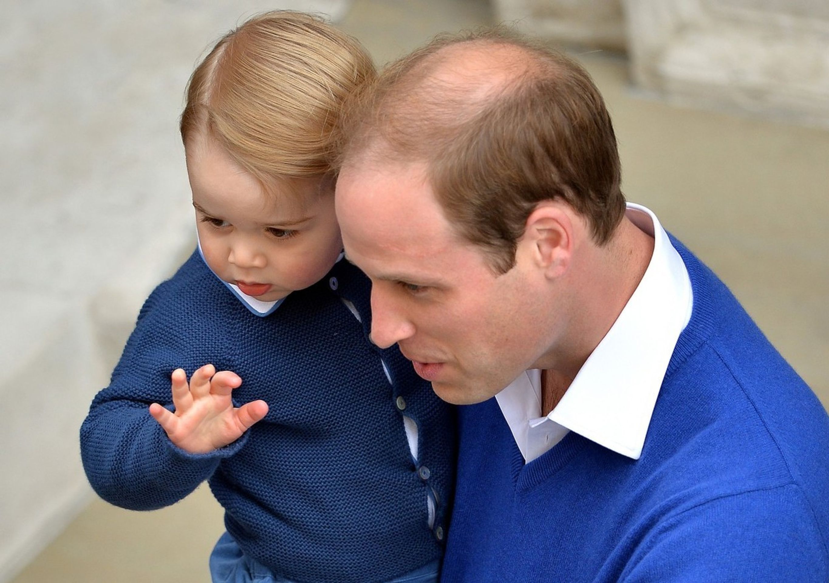 Princ George a princ William před porodnicí - 1 - GALERIE: Princezna Charlotte a princ George (8/9)