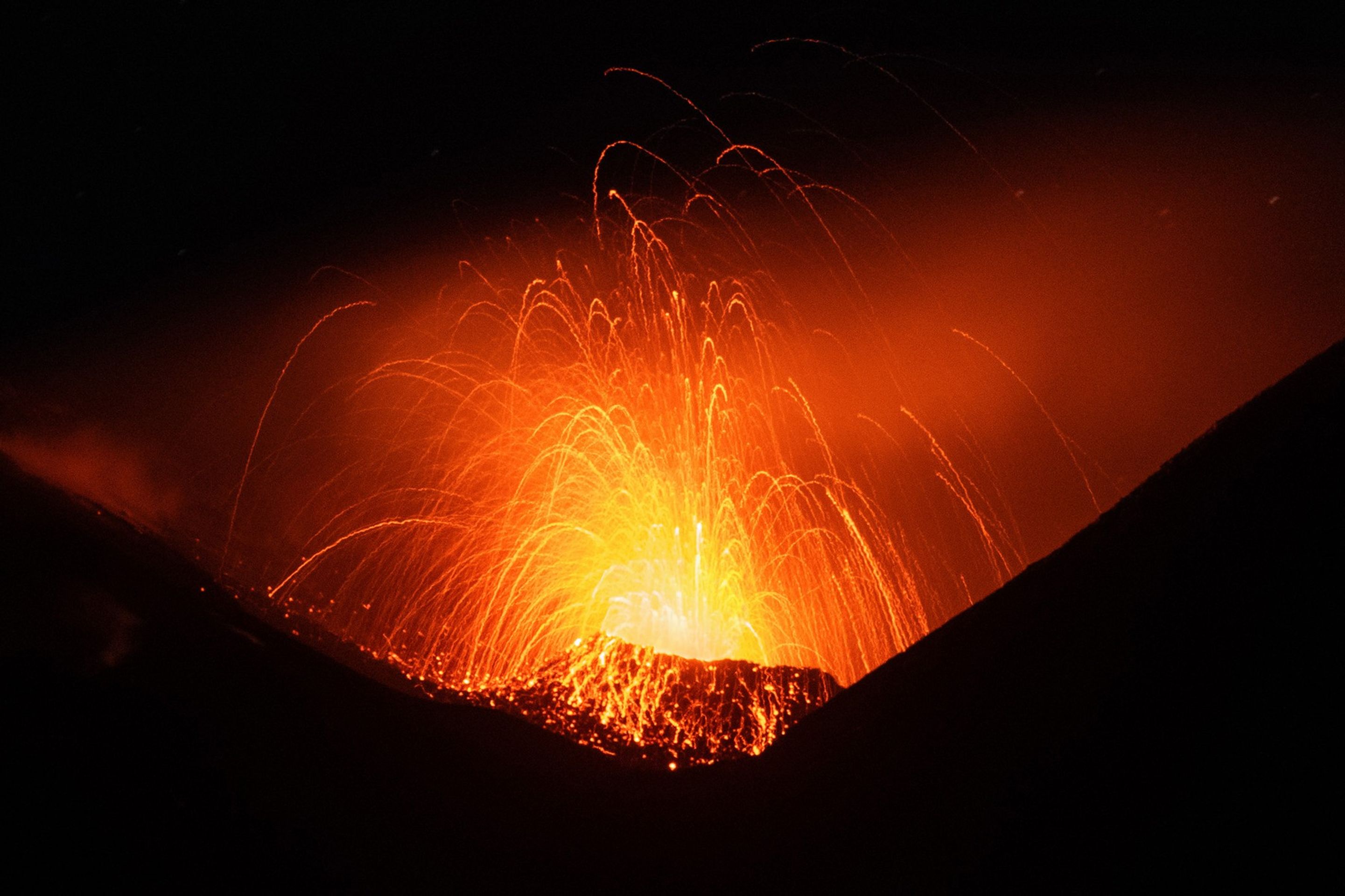 Italská sopka Etna začala chrlit lávu (1) - Italská sopka Etna chrlí lávu (3/6)
