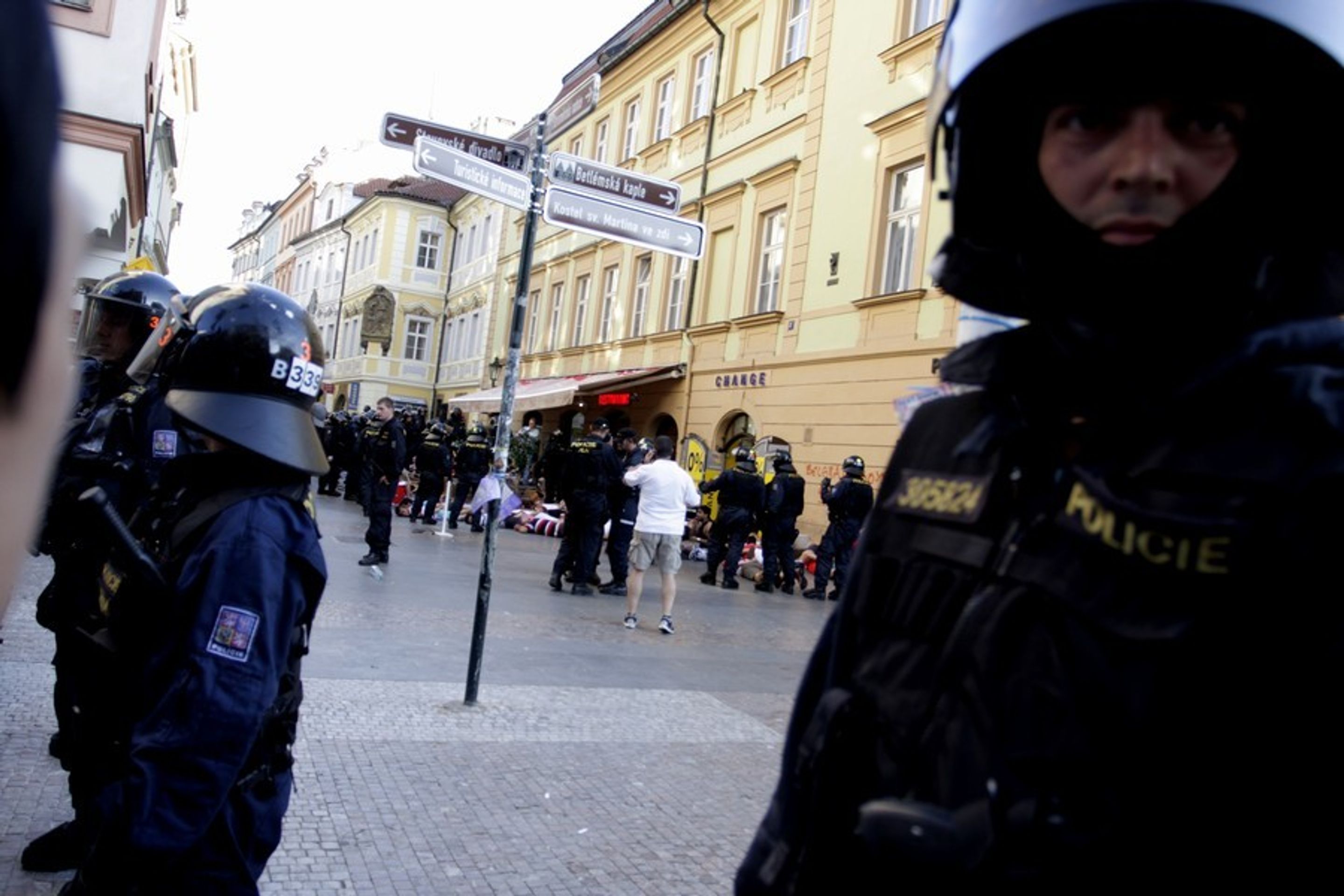 Zátah proti fanouškům na Václaváku-6 - GALERIE: Srbští fanoušci řádí v Praze (2/33)