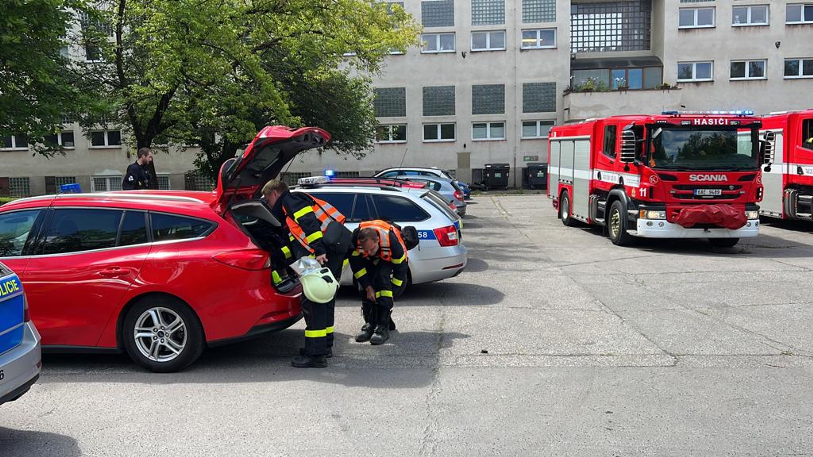 Požár autoservisu v Běchovicích (7) - Několik jednotek zasahuje u požáru autoservisu v Běchovicích (8/17)