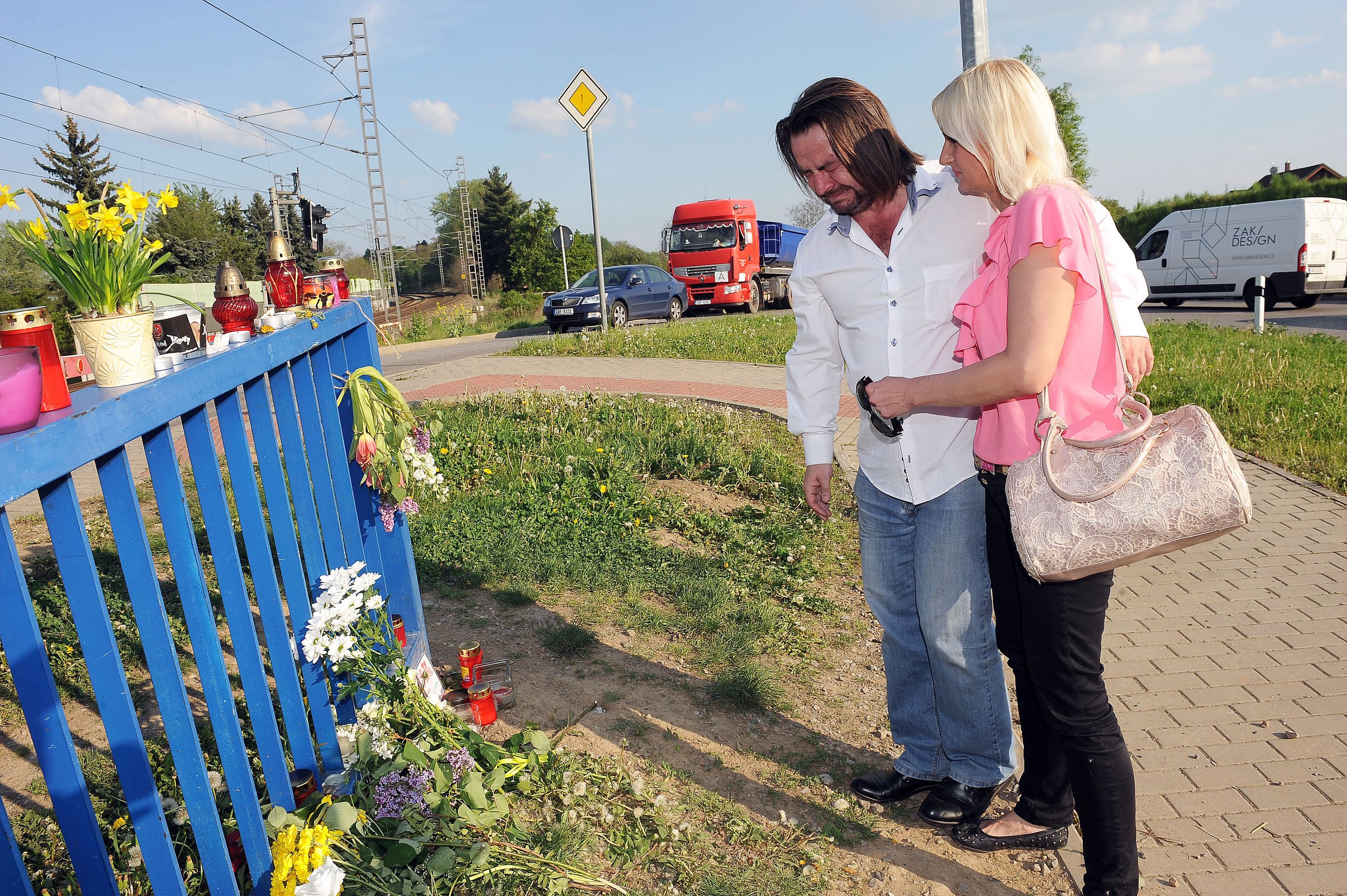 Zdeněk Macura pokládá květiny na místě, kde zemřela Iveta Bartošová - 2 - Zdeněk Macura pokládá květiny na místě, kde zemřela Iveta Bartošová (2/5)