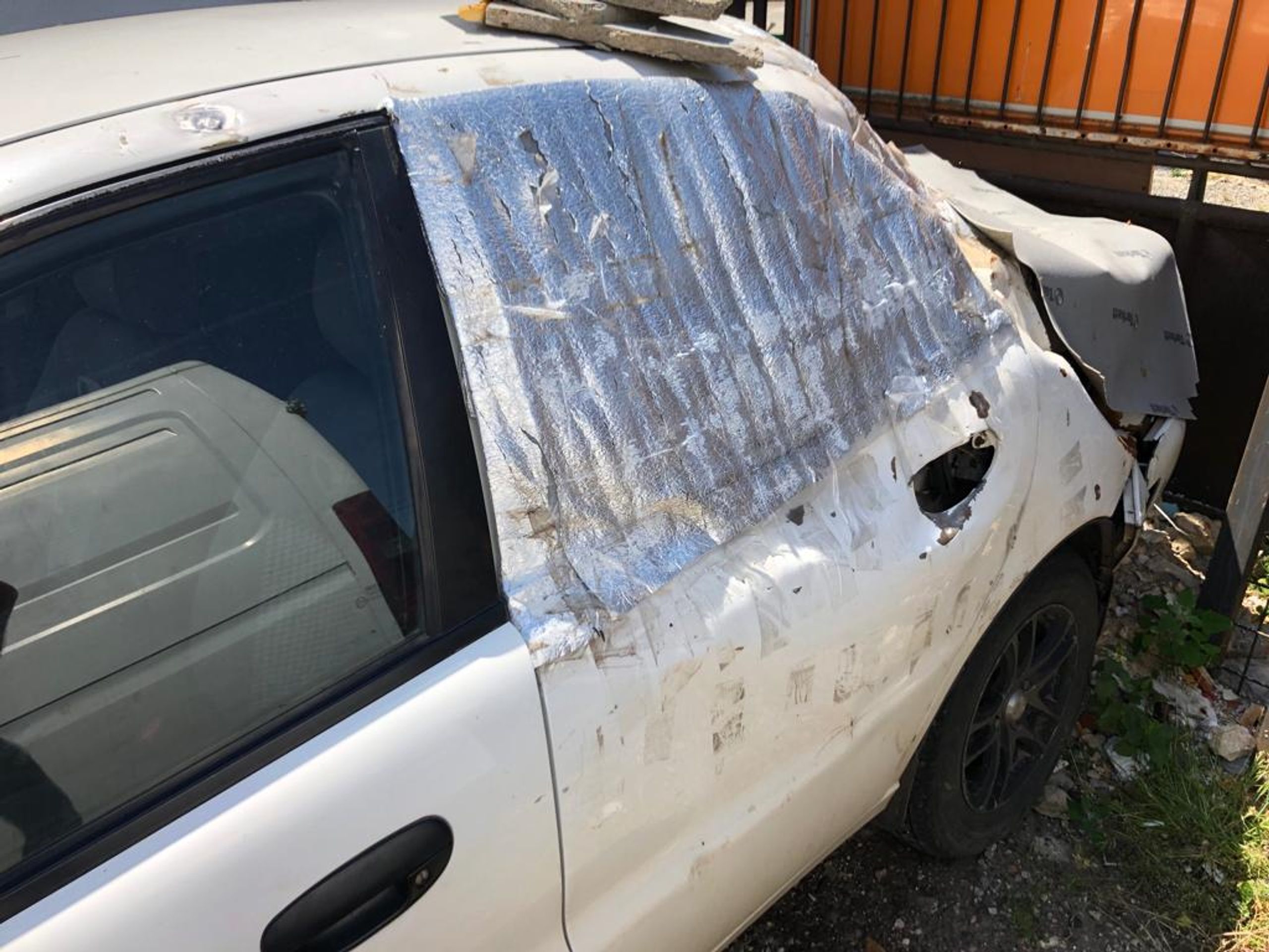 Prostřílené auto (5) - Prostřílené auto ukrajinských uprchlíků (4/5)