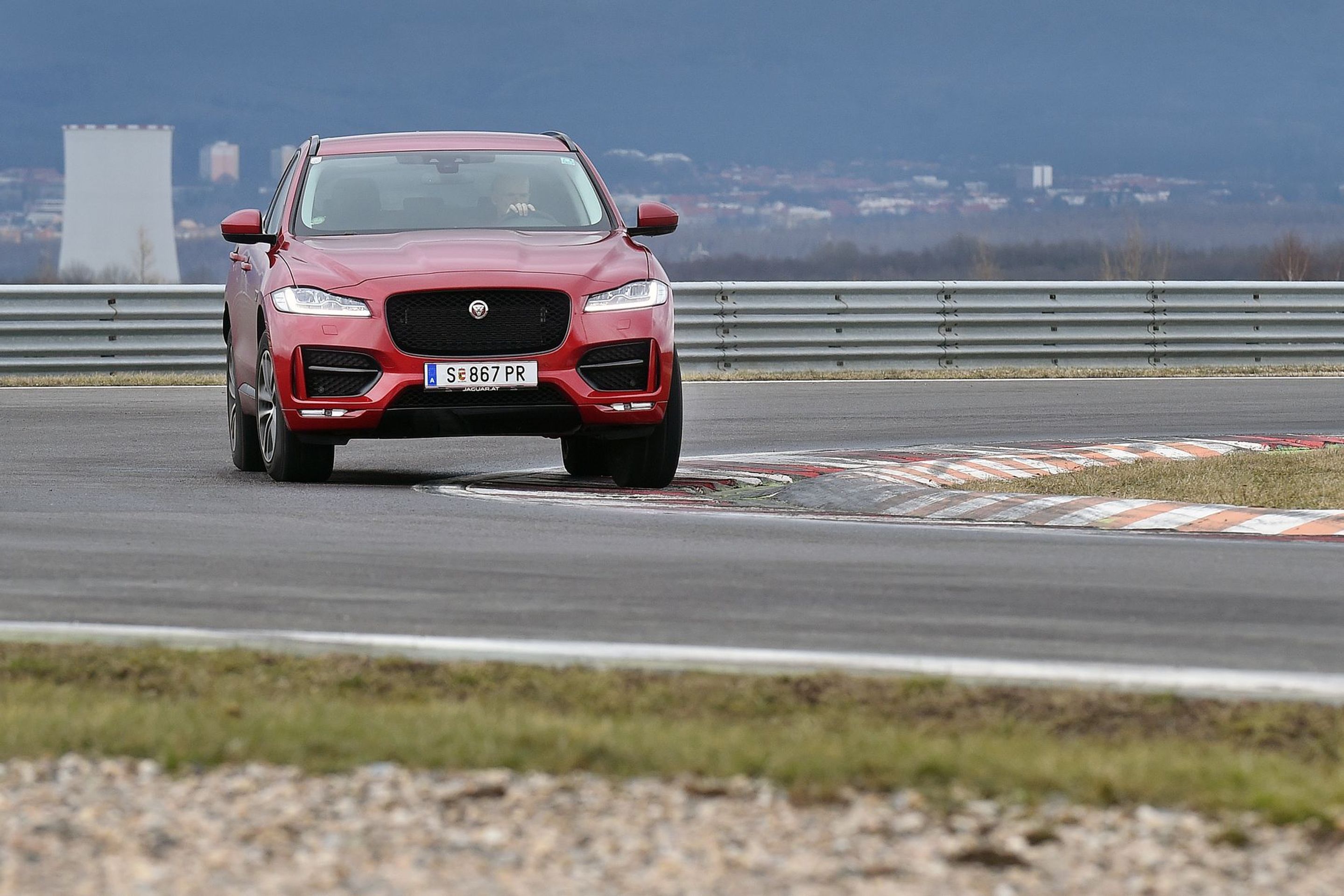 Jaguar F-Pace - 18 | Galerie: GALERIE: Jaguar F-Pace | TN.cz