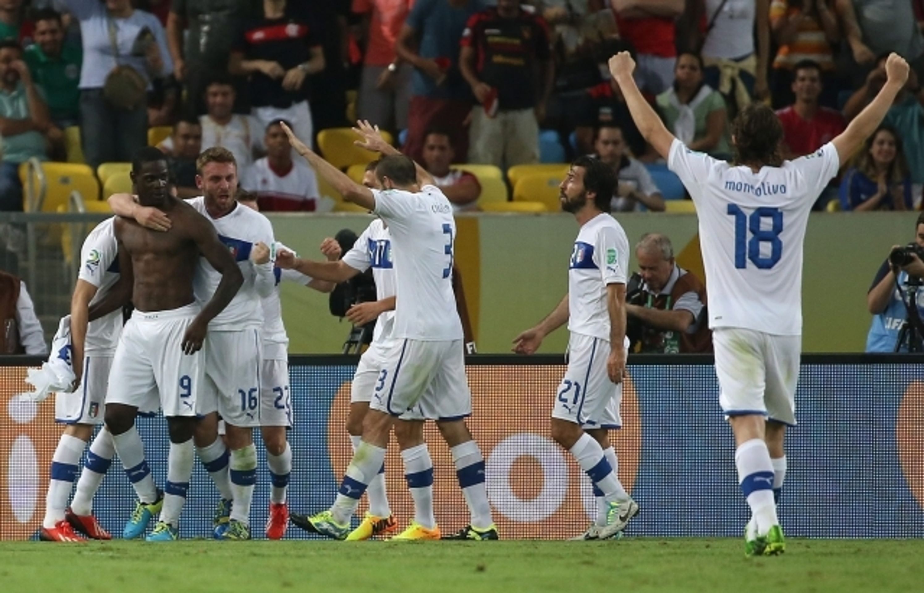 Balotelli slaví gól svlečením dresu - 3 - GALERIE: Balotelli slavil gól a dostal žlutou kartu (4/7)