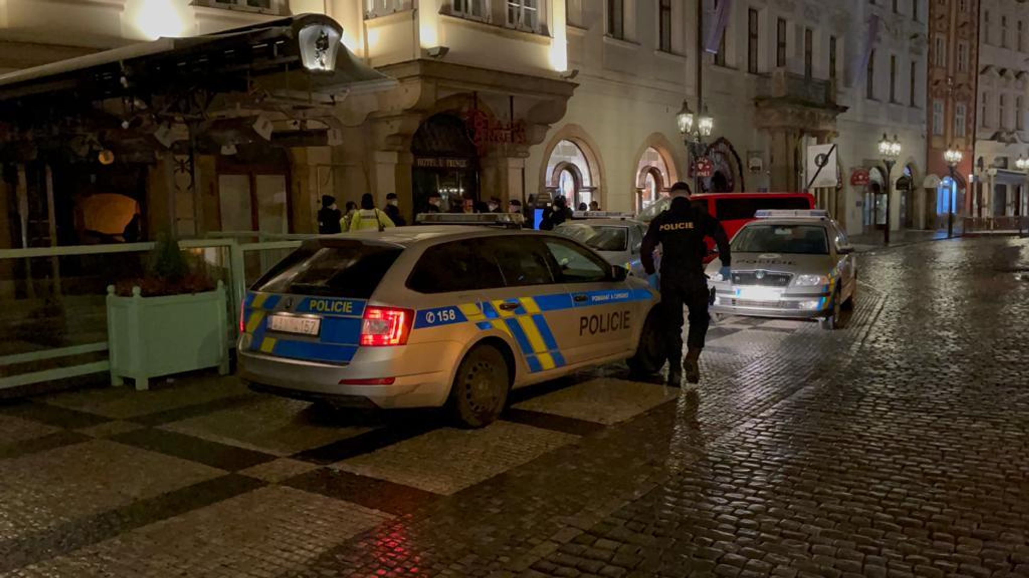Razie v hotelu U Prince - 2 - GALERIE: Zásah policistů v otevřených podnicích v Praze (7/8)