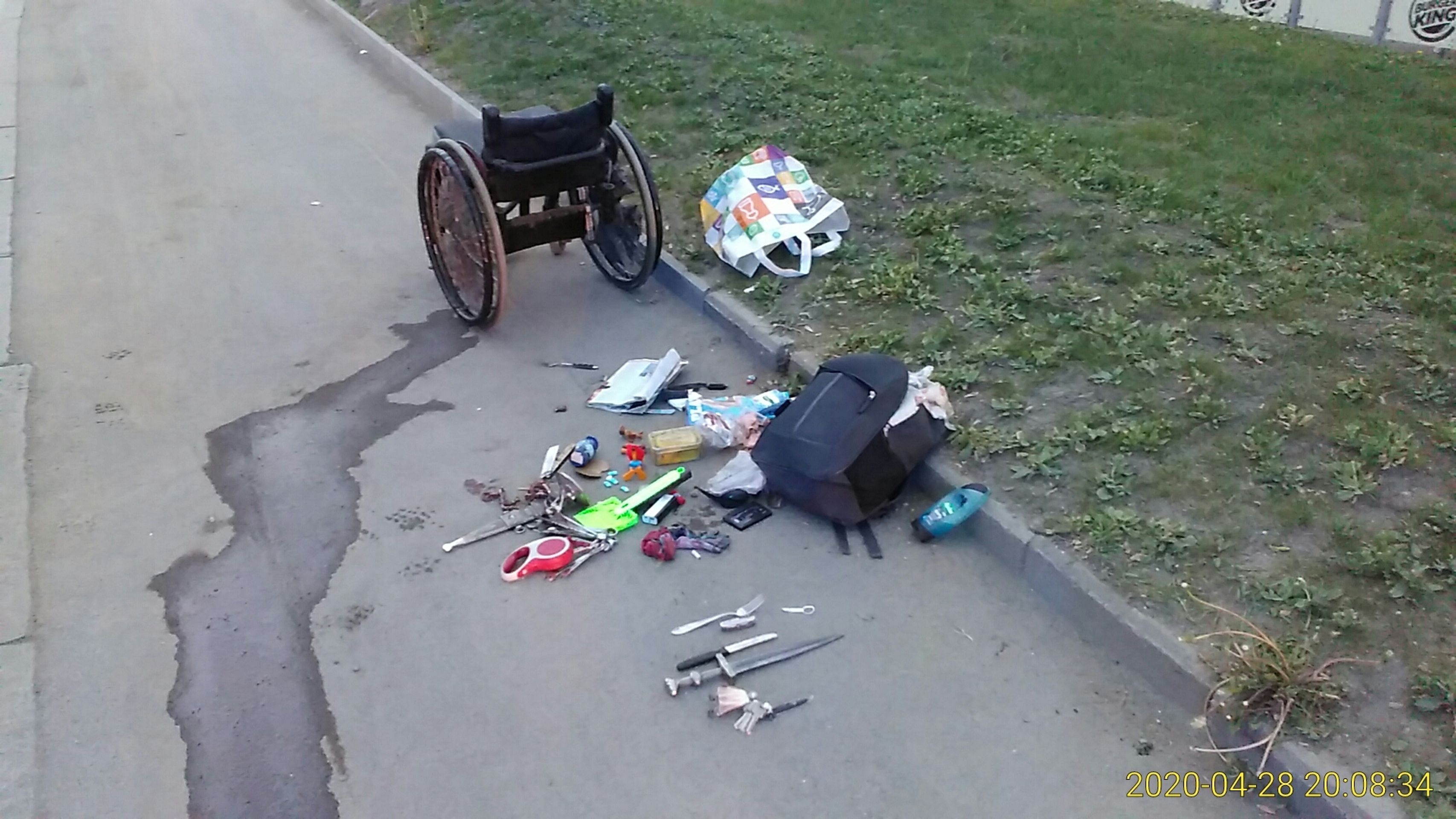 Agresivní muž na invalidním vozíku napadl strážníka - 4 - GALERIE: Agresivní muž na invalidním vozíku napadl strážníka (4/5)