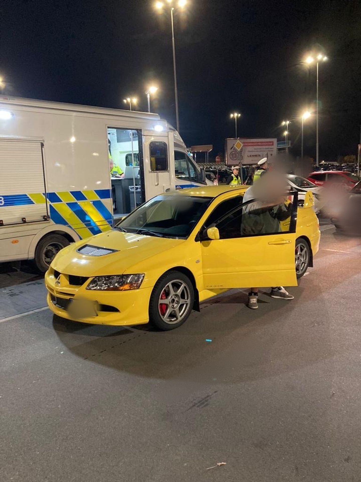 Policejní kontroly na tuningovém srazu v Čestlicích - Policejní manévry na tuningovém srazu v Čestlicích (3/4)
