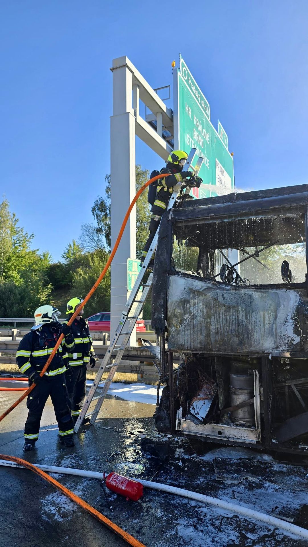 Požár autobusu na Pražském okruhu - Požár autobusu na Pražském okruhu (2/4)