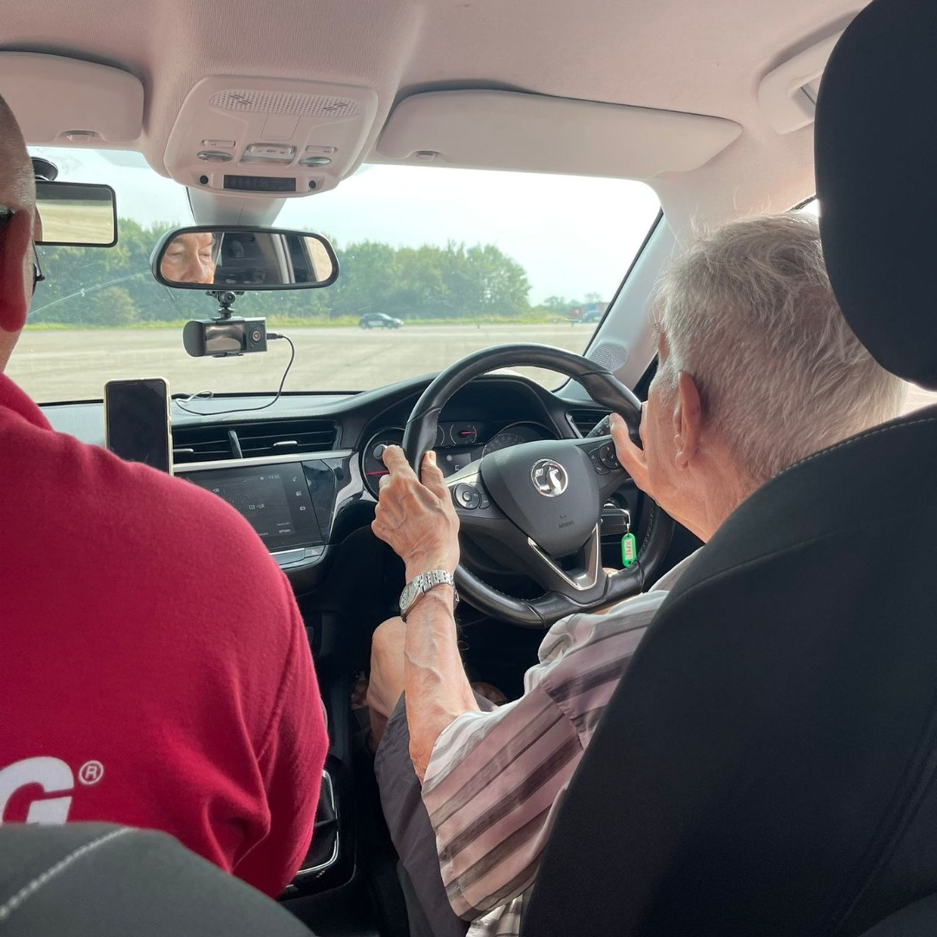 98letý senior za volantem - Téměř stoletý senior usedl znovu za volant (2/5)