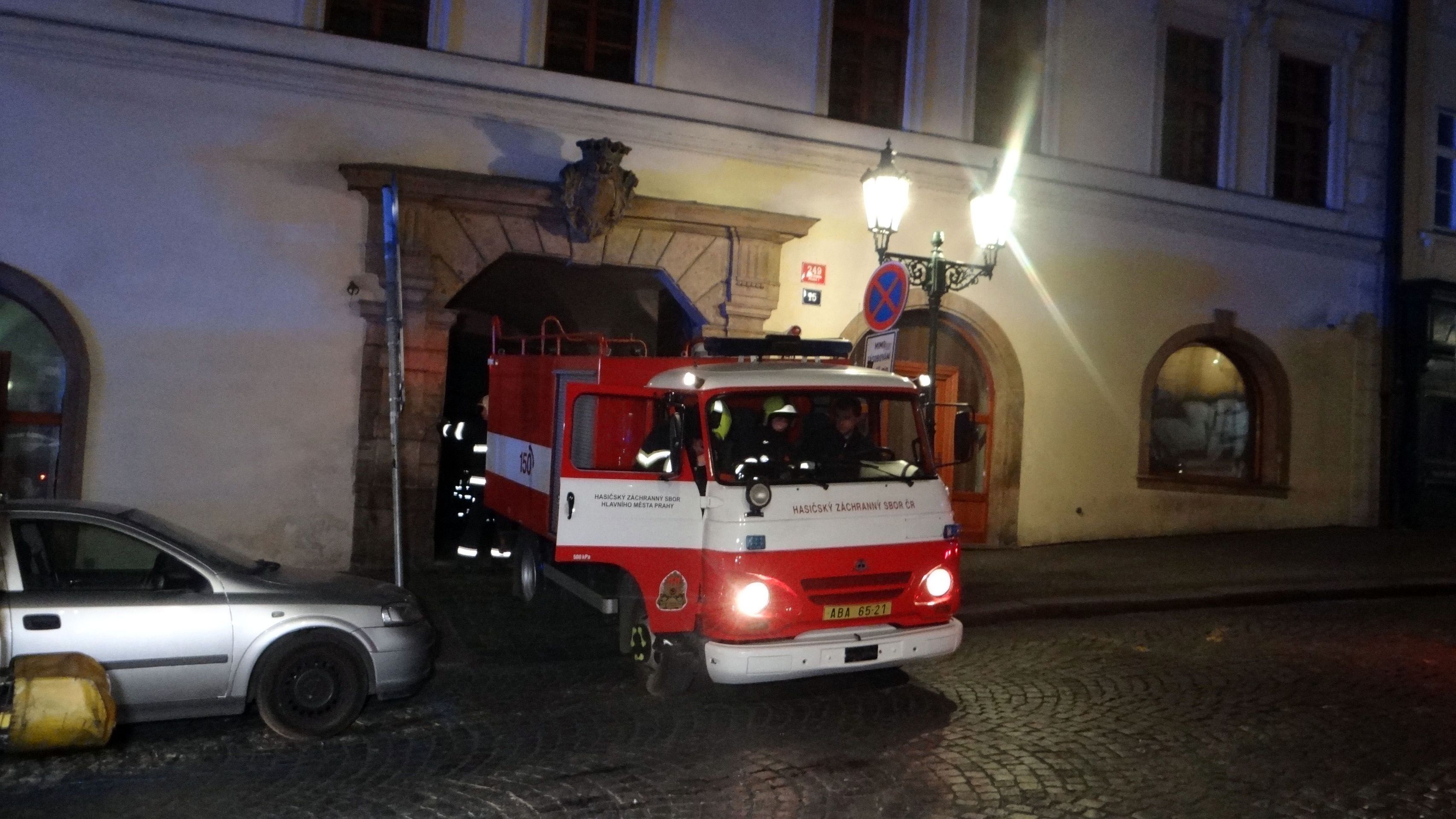 Hasiči přijeli v mohutné sestavě, nakonec mnoho práce neměli - GALERIE: Požár v poslanecké ubytovně (4/5)