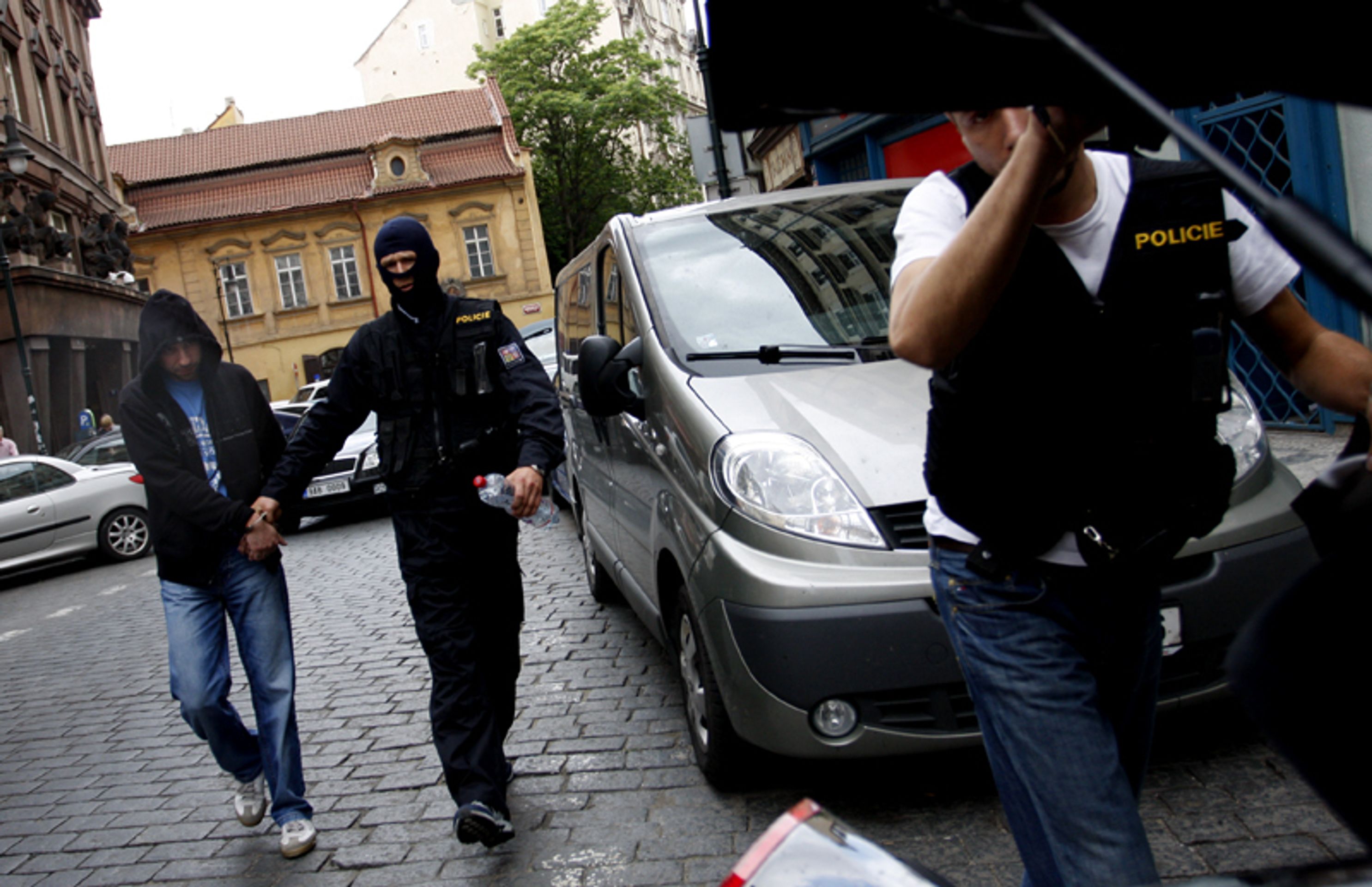 Policisté předvádějí extremisty zadržené při velké razii-11 - FOTOGALERIE: Policisté předvádějí extremisty zadržené při velké razii (8/18)