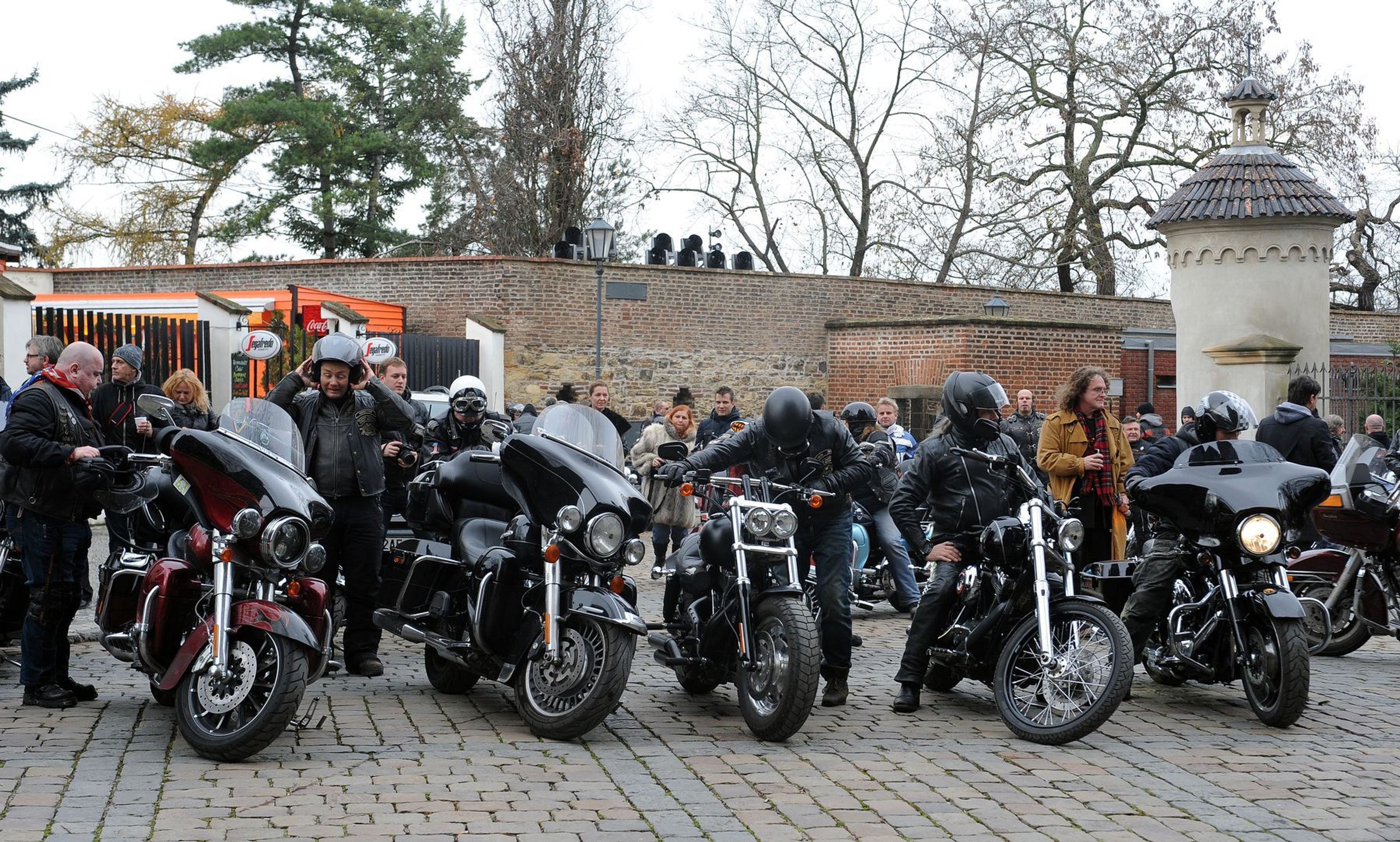 Rozloučení s Petrem Hapkou - motorkáři - 6 - GALERIE: Poslední rozloučení s Petrem Hapkou (12/37)