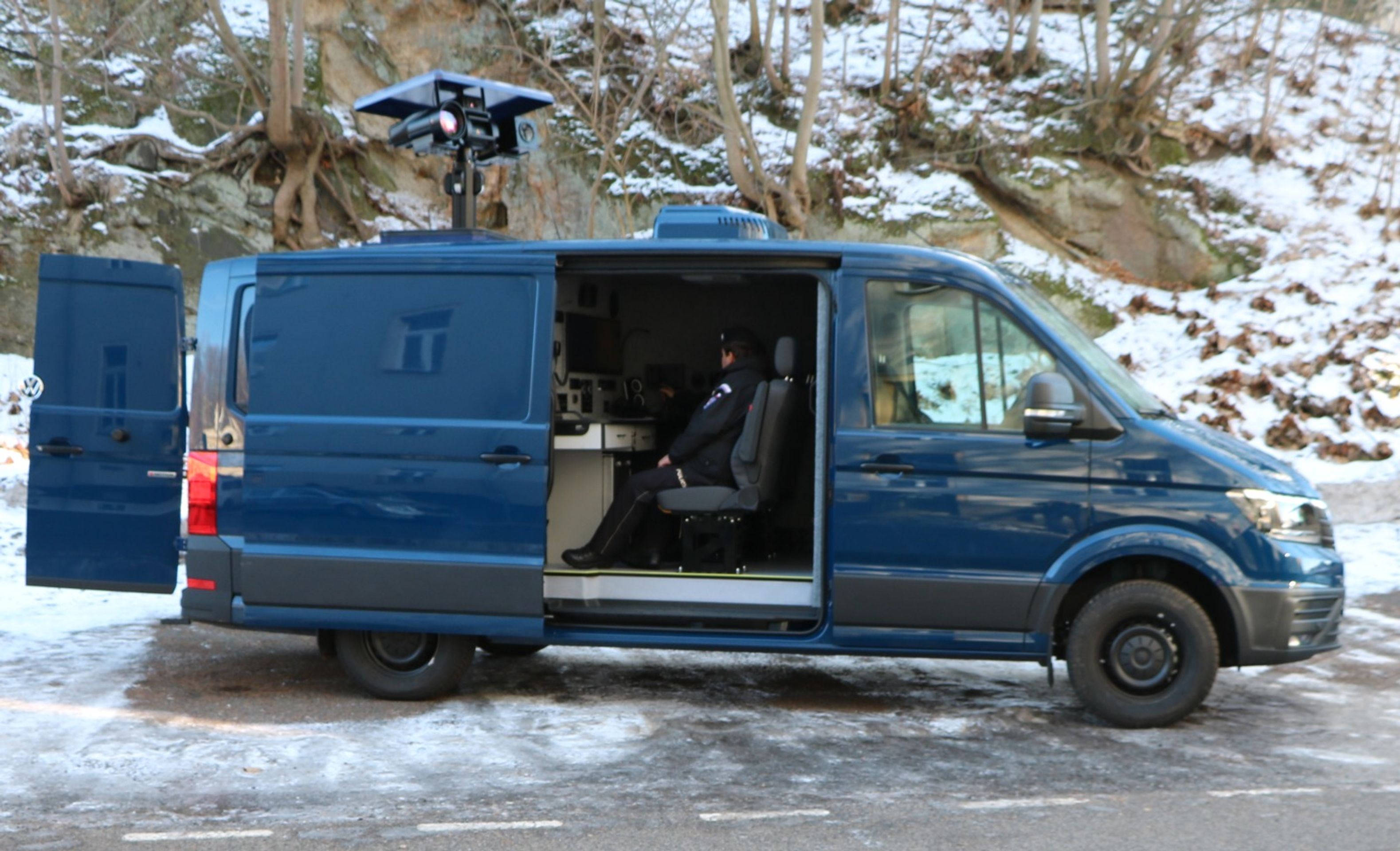 Nová policejní dodávka VW Crafter - 9 - Fotogalerie: Technikou nabité policejní dodávky VW Crafter (6/7)