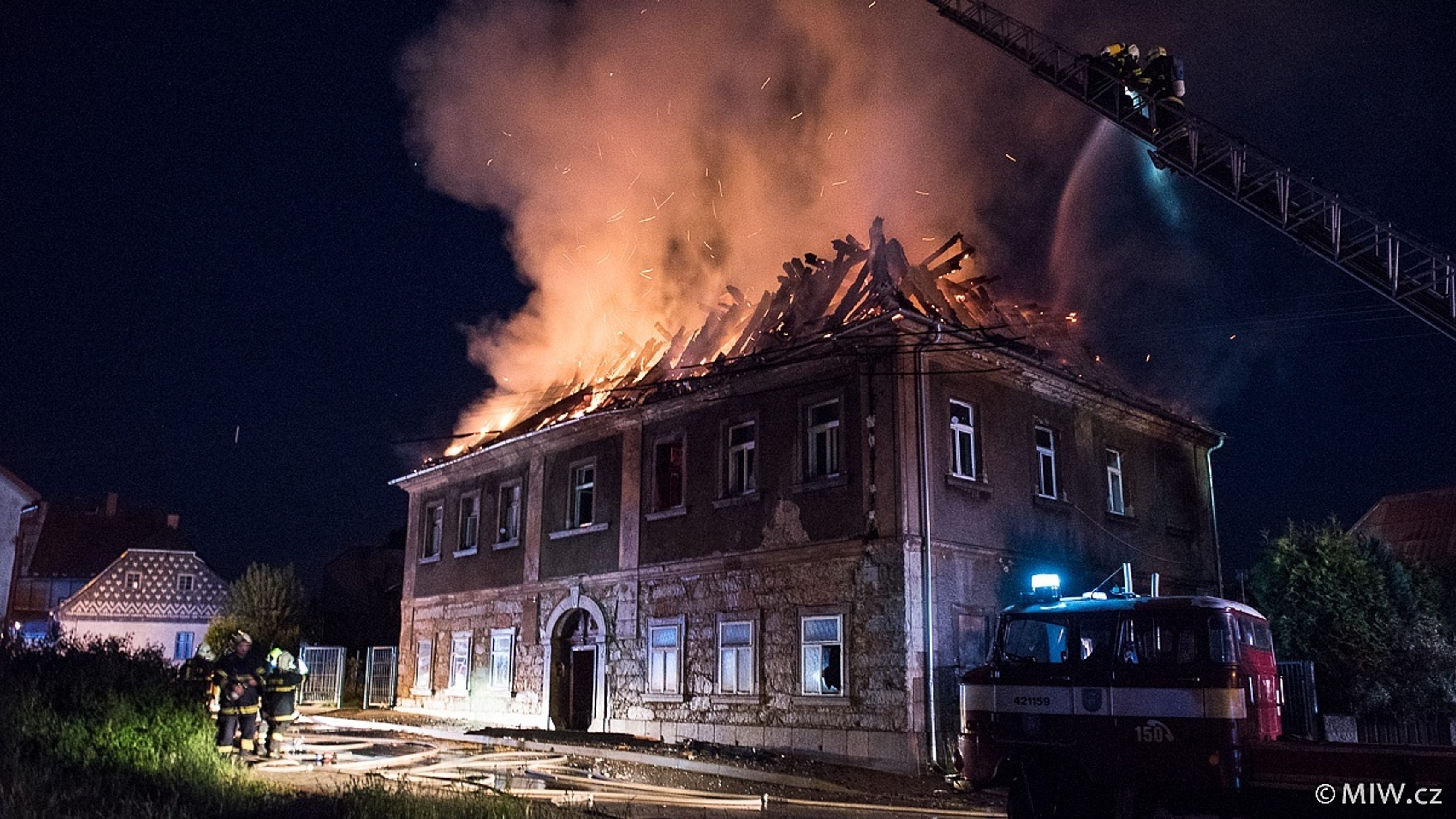 Požár v Jiříkově na Děčínsku zničil obytný dům - 6 - GALERIE: Požár v Jiříkově na Děčínsku zničil obytný dům (6/10)