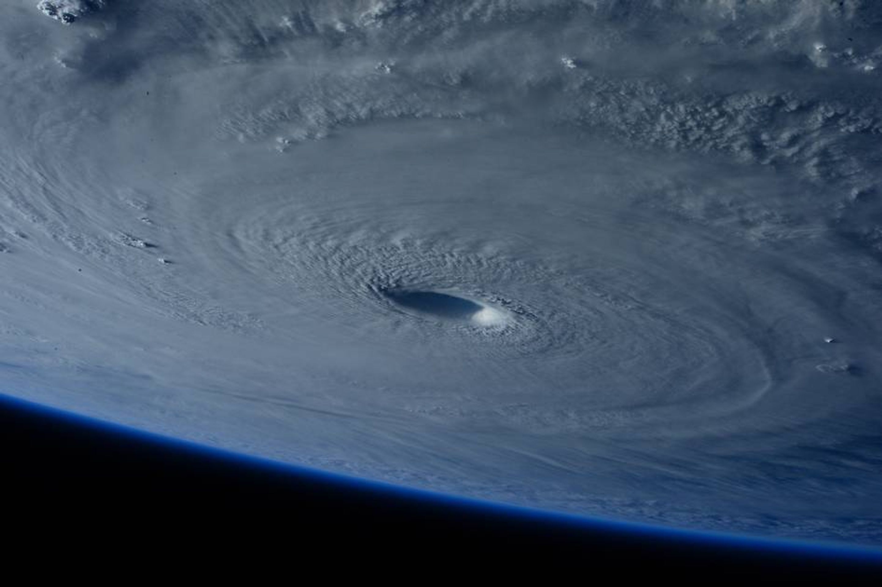 Tajfun Maysak - 1 - GALERIE: Supertajfun Maysak z vesmíru (7/7)