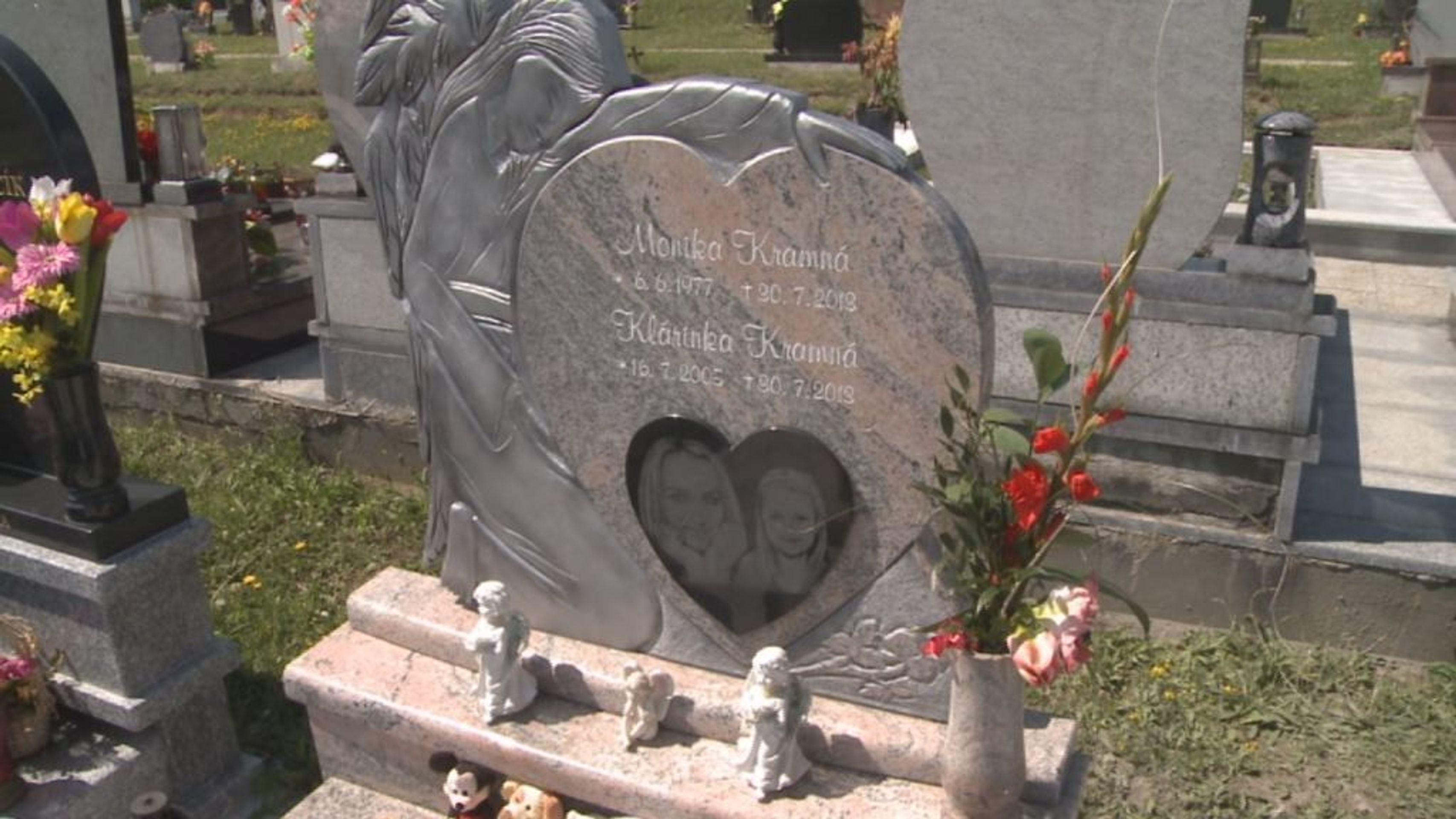 Dva hroby Klárky a Moniky Kramných - 3 - GALERIE: Dva hroby Moniky a Klárky Kramných (9/11)