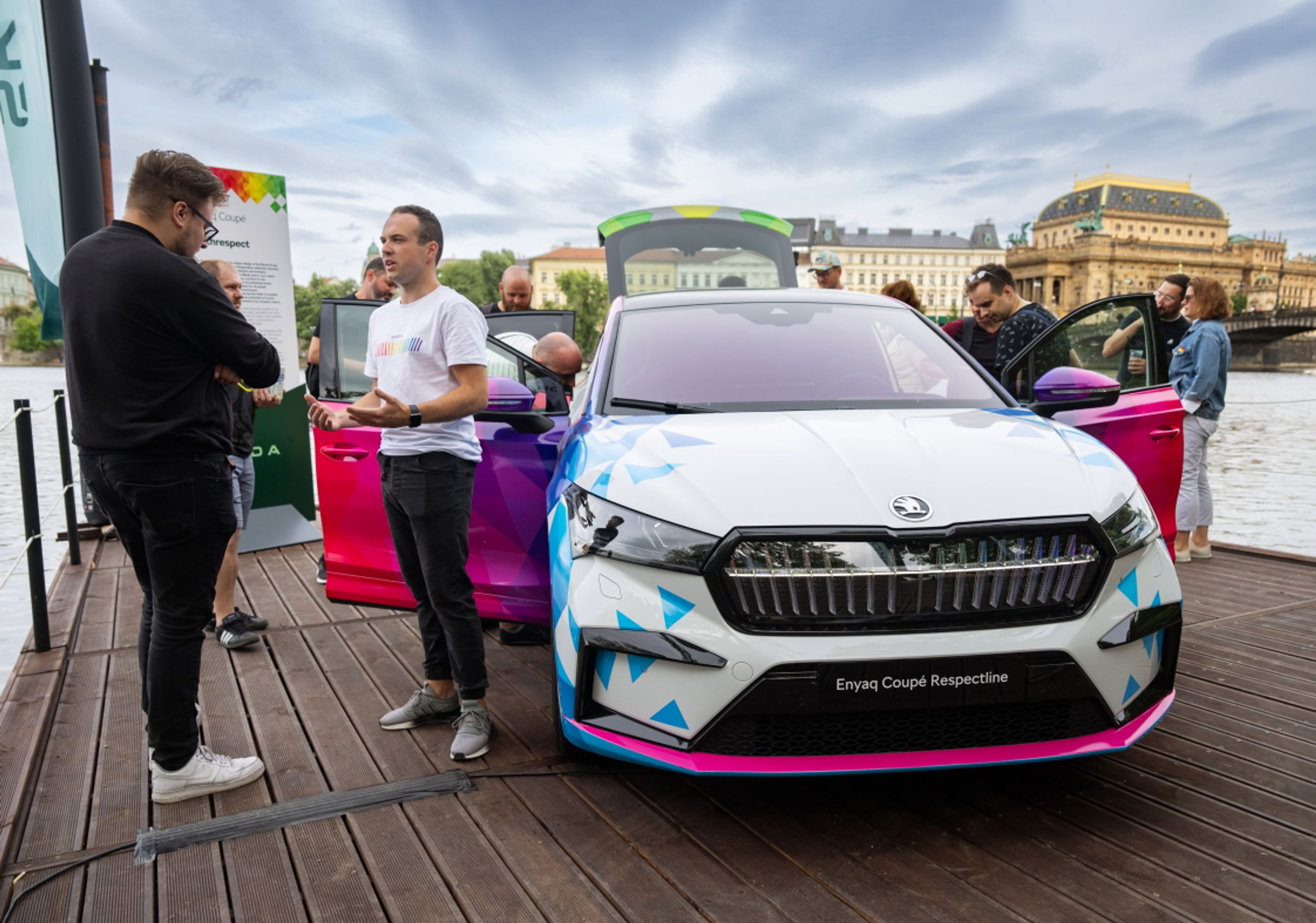 Duhový Enyaq Coupé Respectline na Střeleckém ostrově v Praze - Duhový Enyaq Coupé Respectline (3/7)