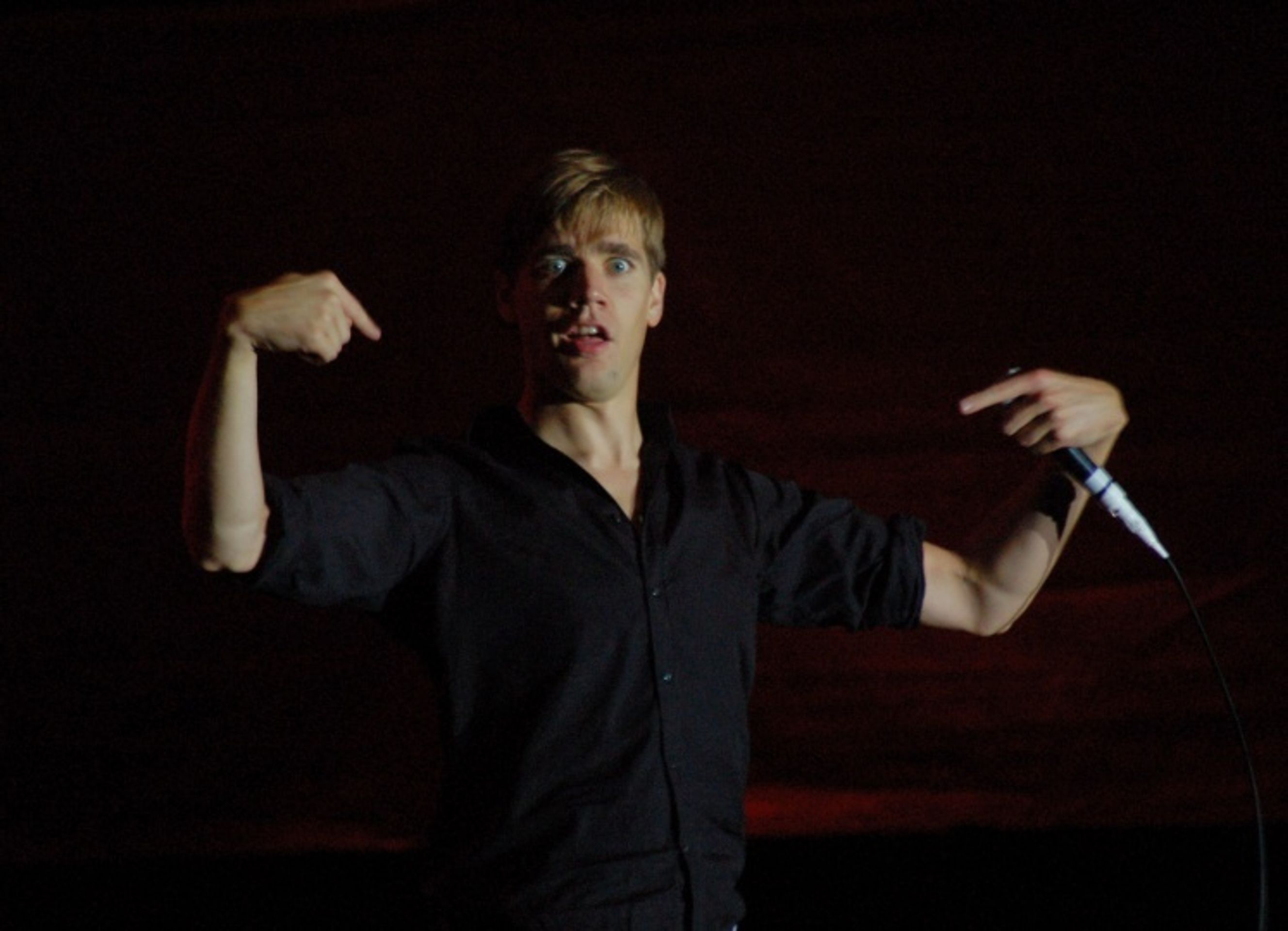 V čele kapely The Hives stojí floutkovský zpěvák Howlin' Pelle Almqvist, který na sebe neobyčejně strhává pozornost. - Ani s kostrou na pódiu moc parády nenadělali - fotogalerie (11/15)