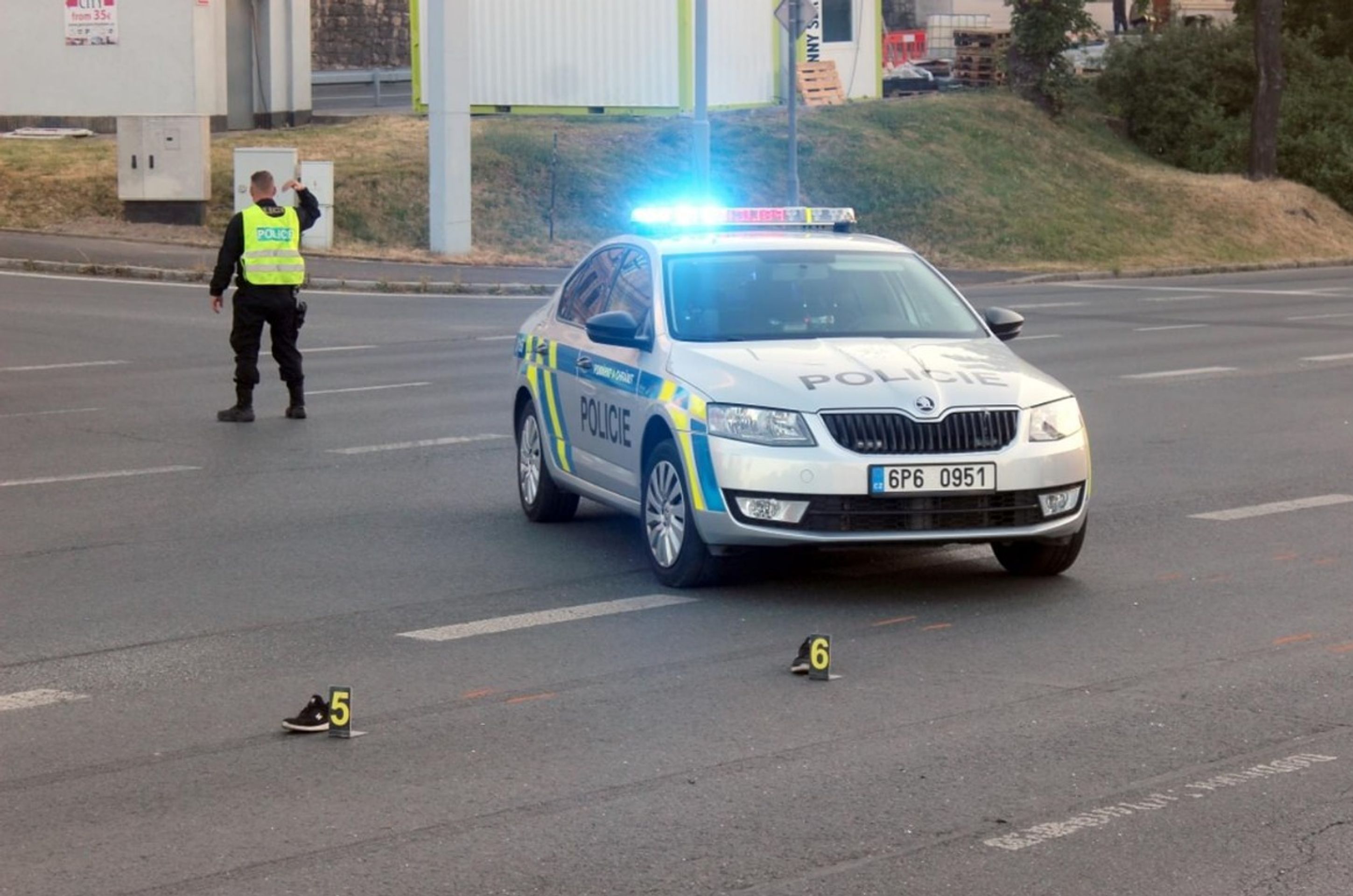Auto srazilo v Plzni na přechodu dvě děti - 4 - GALERIE: Auto srazilo na přechodu v Plzni dvě děti (4/9)