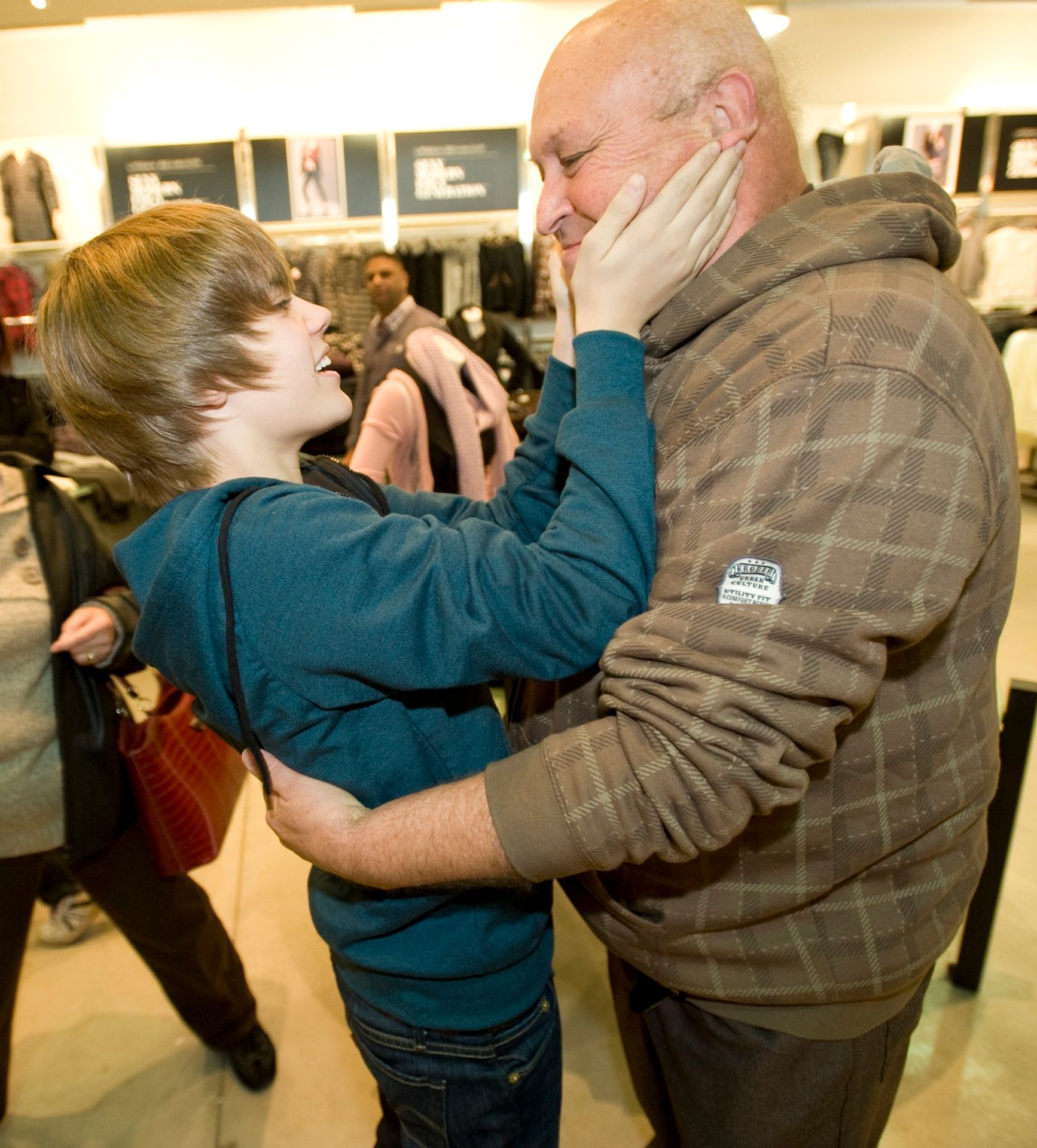 Justin Bieber se svým dědečkem Brucem Dalem, 6. 11. 2009 - Justin Bieber (8/8)