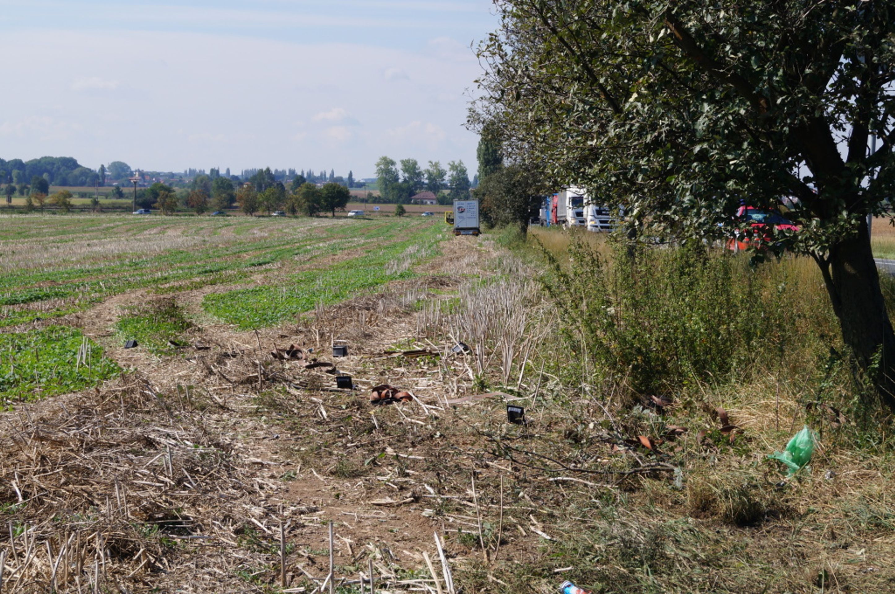 Smrtelná nehoda motorky s kamionem u Hradce Králové - GALERIE: Smrtelná nehoda motorky s kamionem u Hradce Králové (3/4)