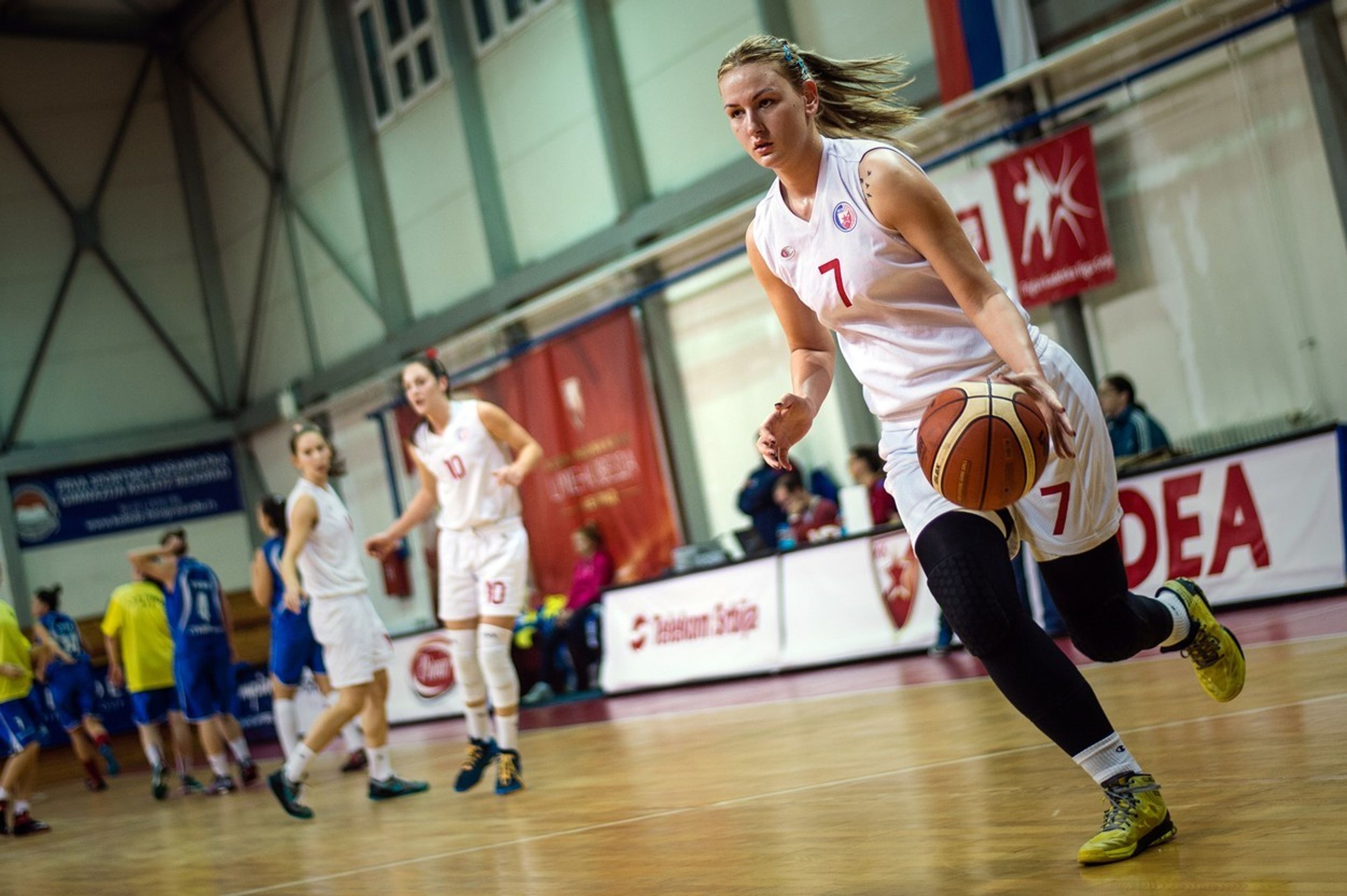 Srbská basketbalistka hraje s ortézou - 6 - GALERIE: Srbská basketbalistka hraje s protézou (2/7)
