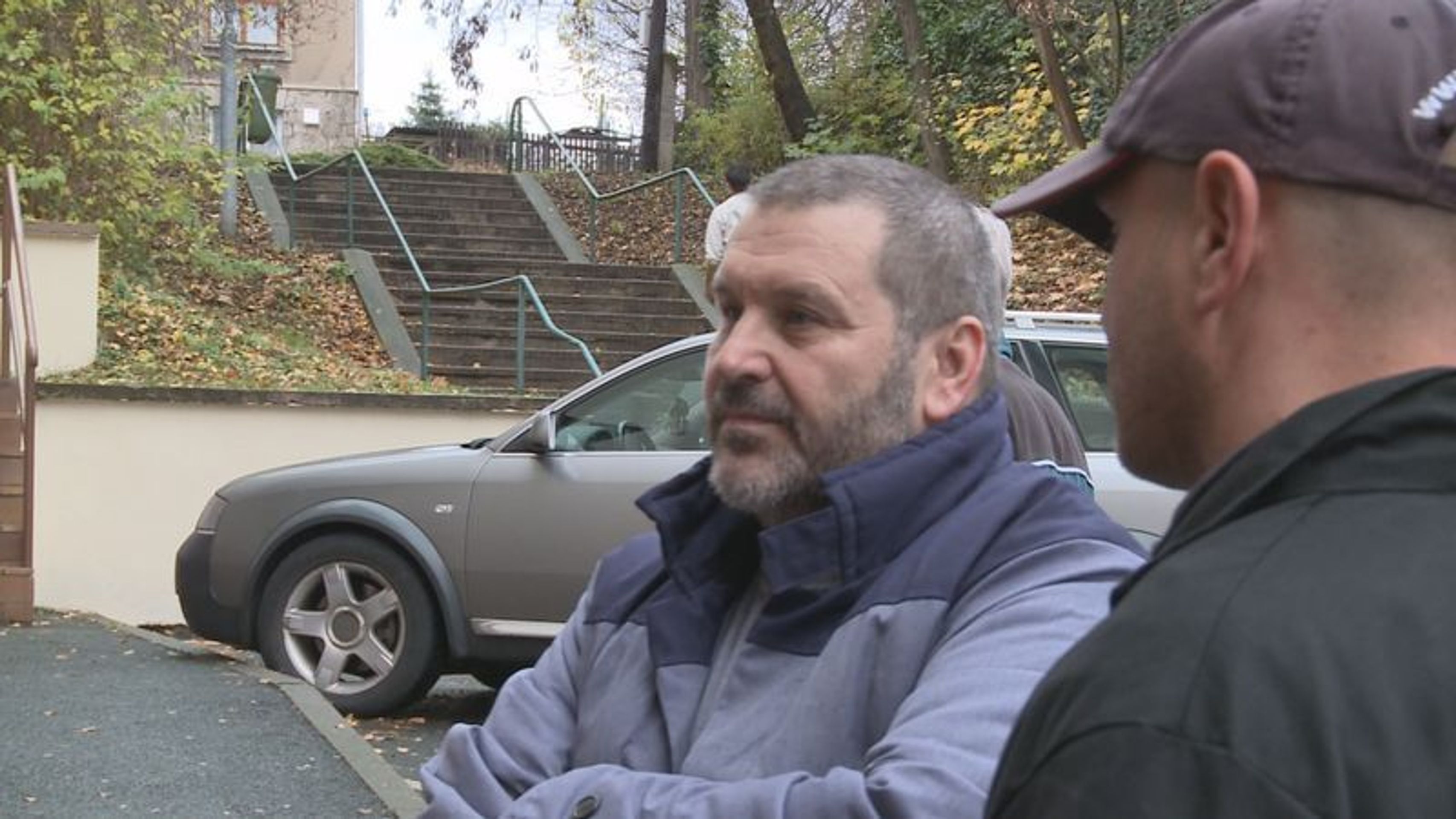 Exsenátor Novák jako vězeň uklízí odpadky - 1 - GALERIE: Exsenátor Alexandr Novák uklízí jako vězeň odpadky na teplickém stadionu (3/5)