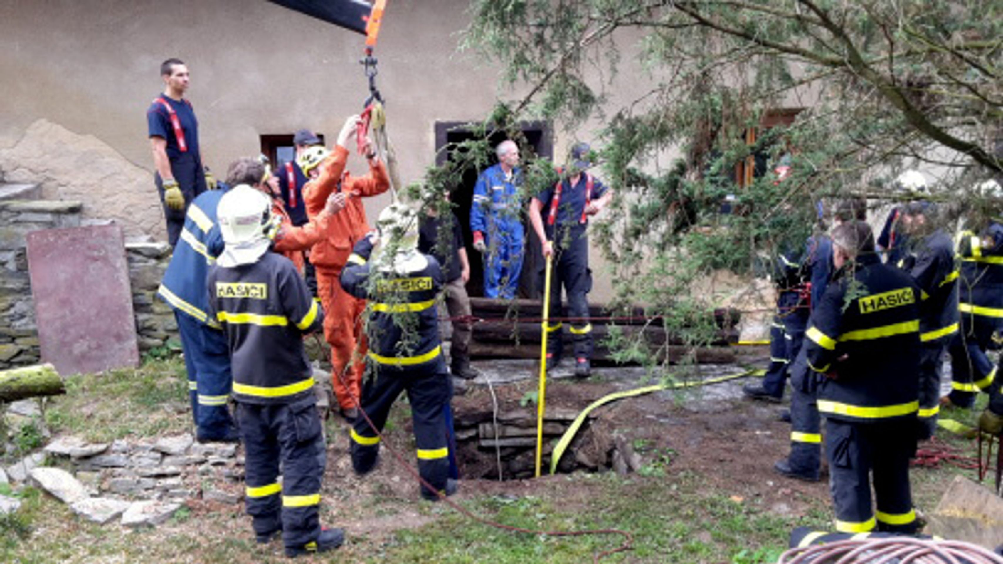 Záchrana koně z hluboké studny v Kružberku - 6 - GALERIE: Záchrana koně z hluboké studny v Kružberku (6/11)