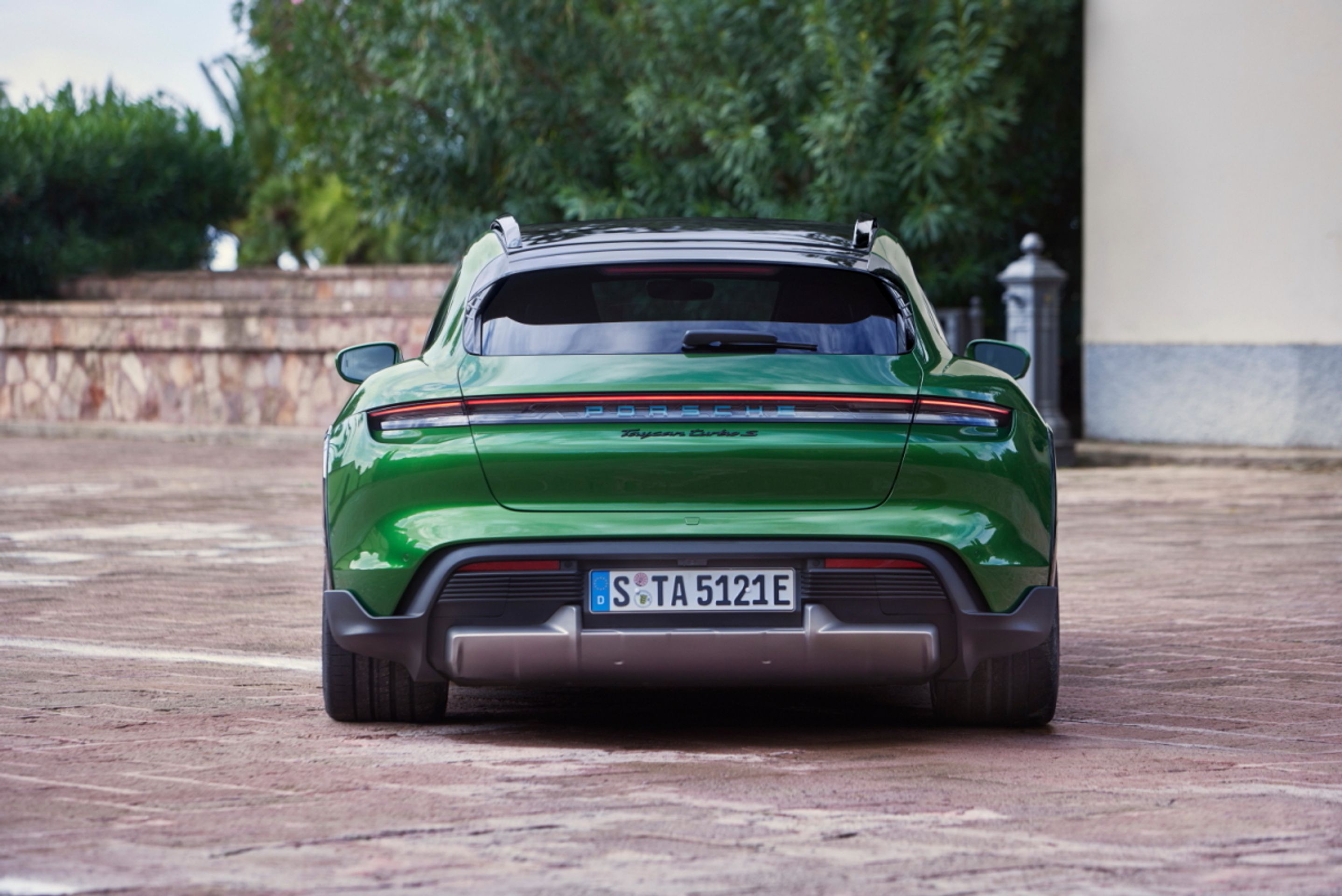 Porsche Taycan Cross Turismo - 15 - Fotogalerie: První elektrický kombík - Porsche Taycan Cross Turismo (8/19)