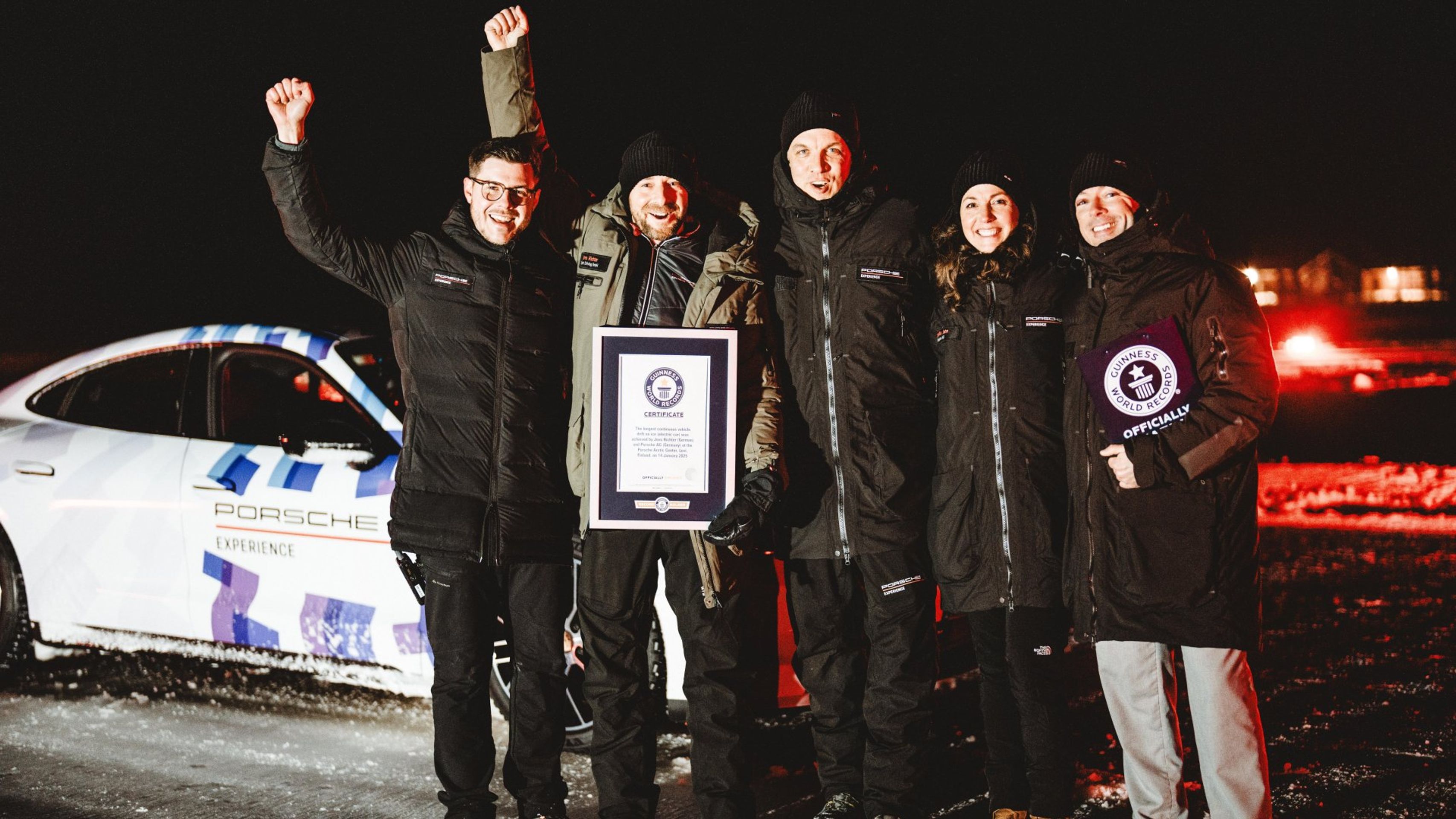 Porsche Taycan při driftu na ledové dráze - Porsche Taycan při rekordním driftu na ledové dráze (10/11)