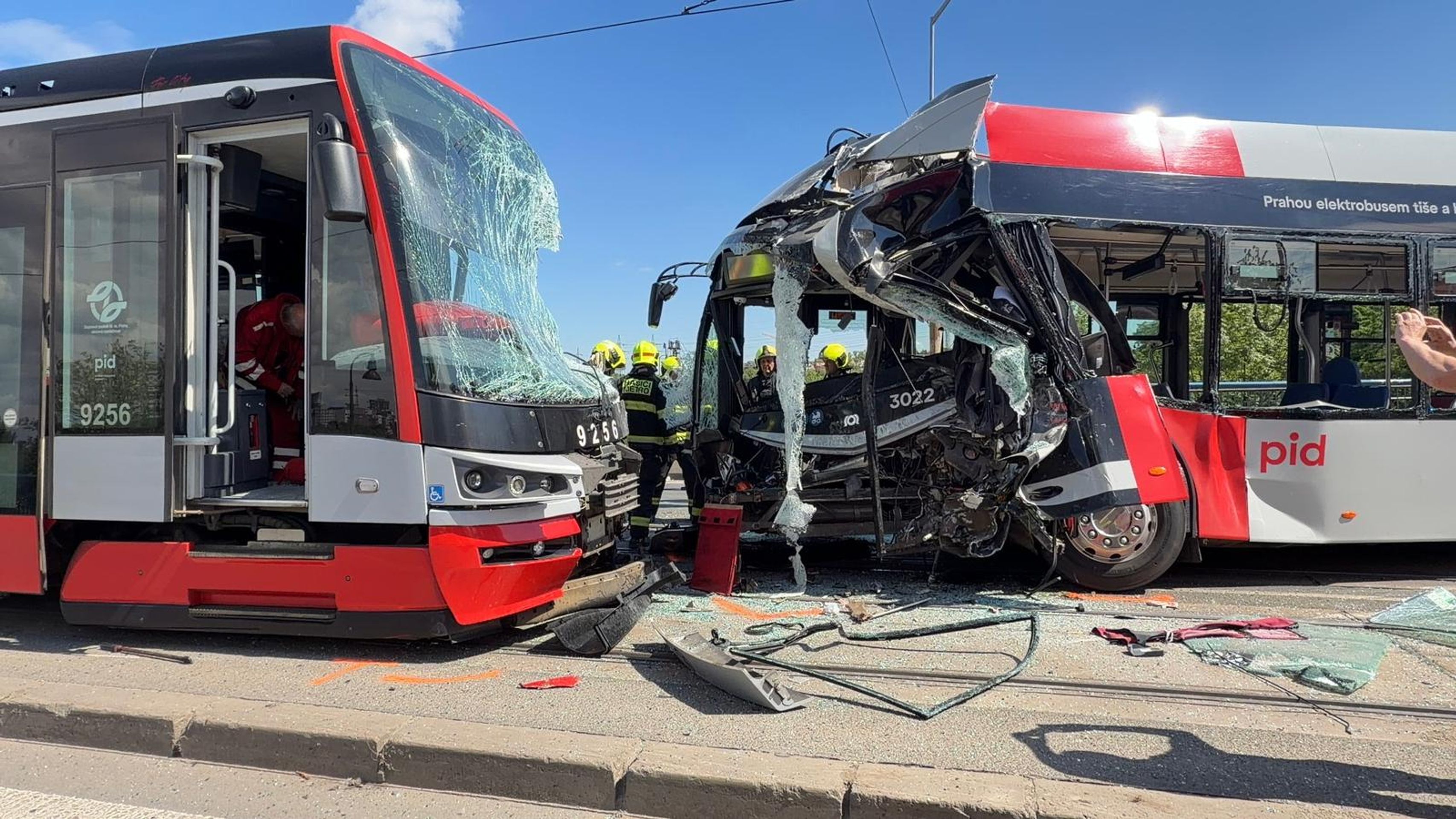 Srážka tramvaje s autobusem - Srážka tramvaje s autobusem (11/12)