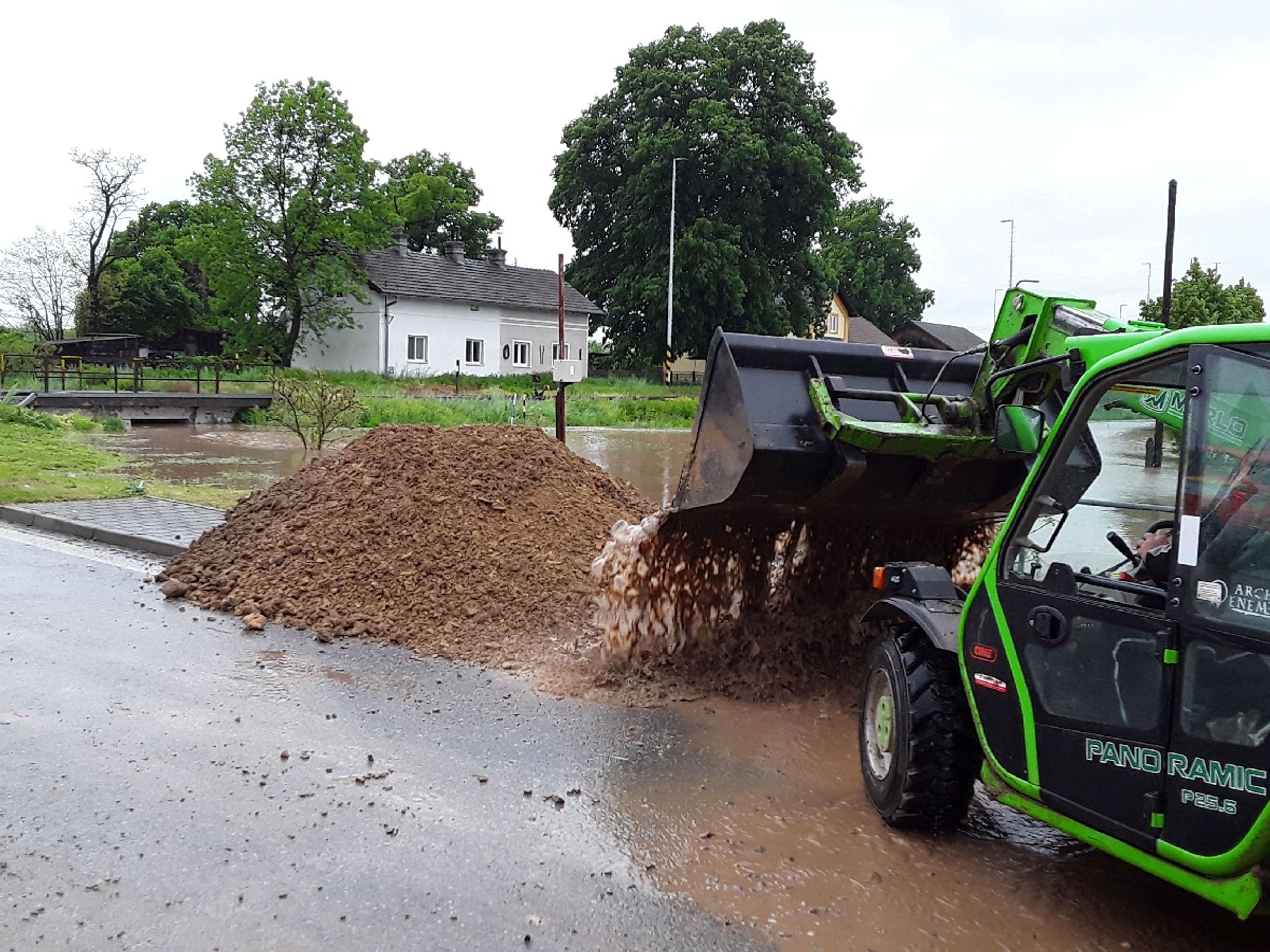 V obci Sudoměřice voda zaplavila výrobní halu a několik domů (2) - Déšť a povodně (10/16)
