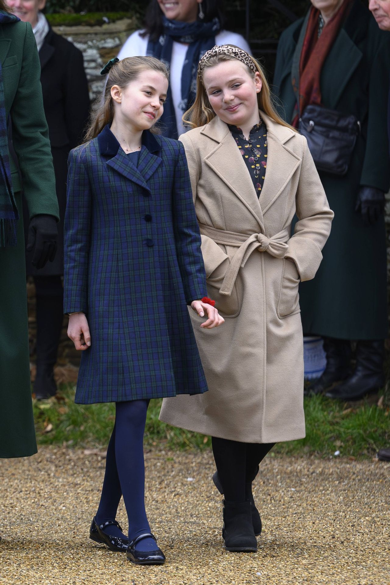 Princezna Charlotte a Mia Tindallová, 25. 12. 2024 Vánoční procházka do kostela v Sandringhamu - Princezna Charlotte a Mia Tindallová (7/9)