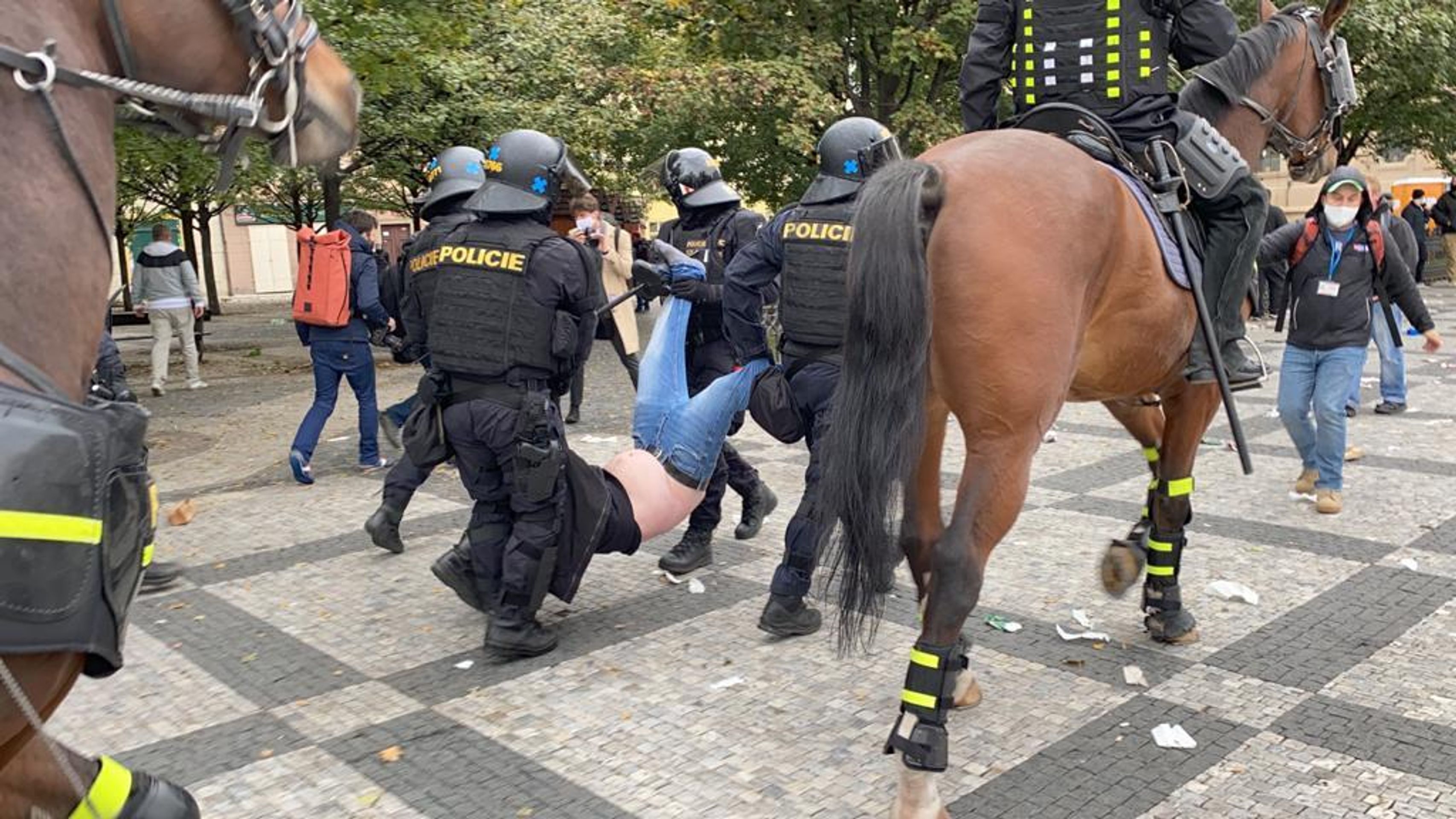 Demonstrace fotbalových chuligánů na Staroměstském náměstí se vyhrotila - 12 - GALERIE: Protestní akce na Staroměstském náměstí se zvrhla (12/23)