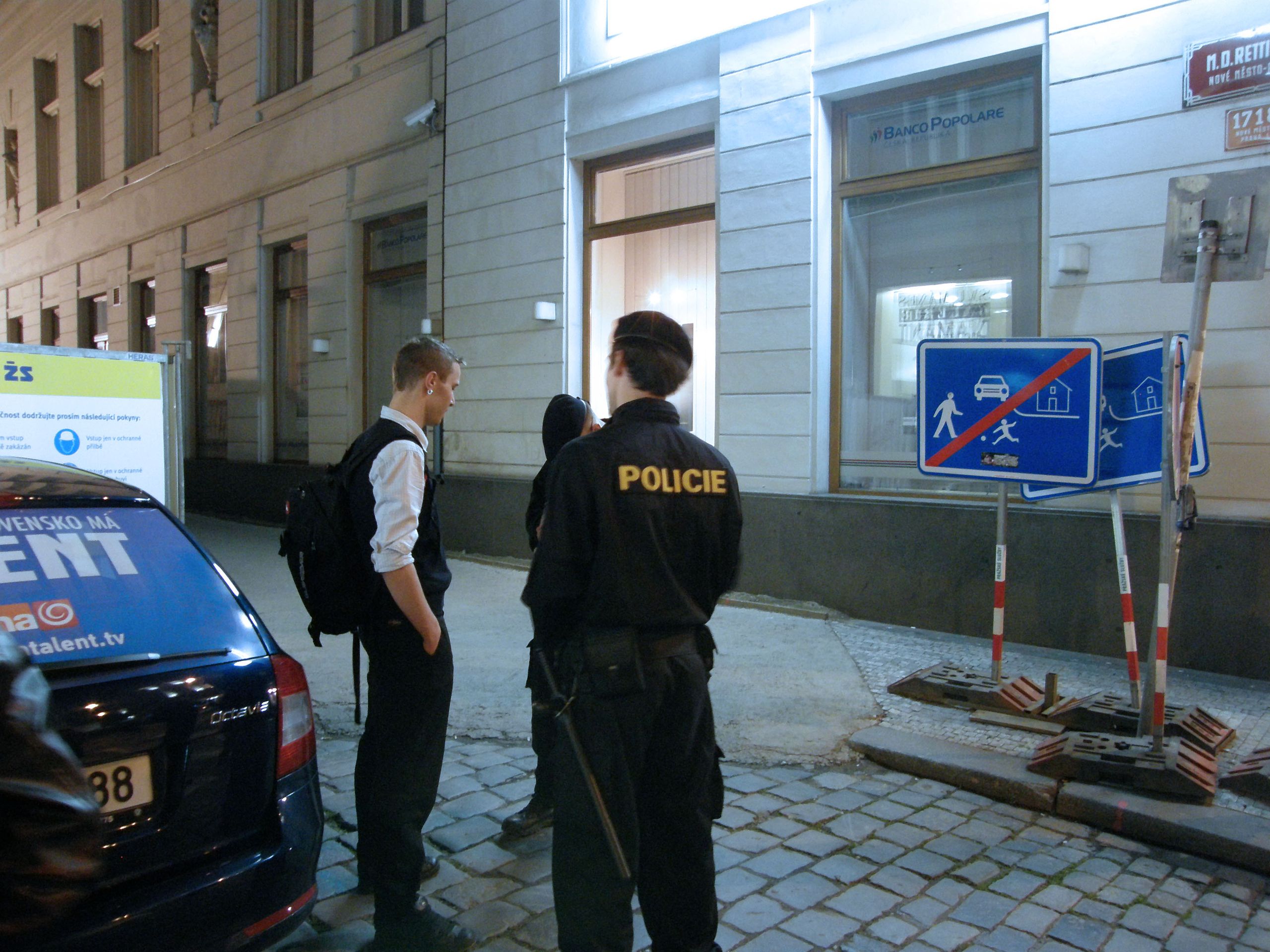 Razie v pražských nočních tramvajích 4 - GALERIE: Razie v nočních tramvajích (4/10)