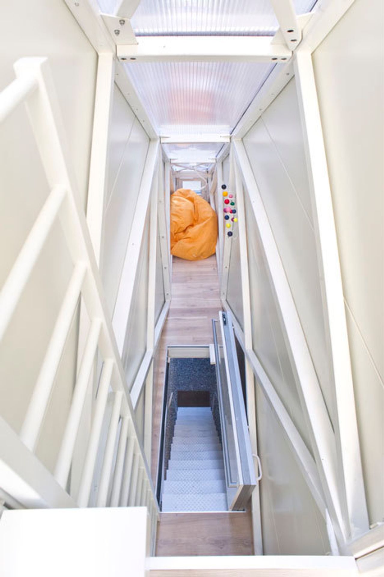 Nejužší dům na světě, Varšava - 2 - Nejužší dům světa má místo schodů žebříky a 72 cm na šířku! FOTKY (2/9)