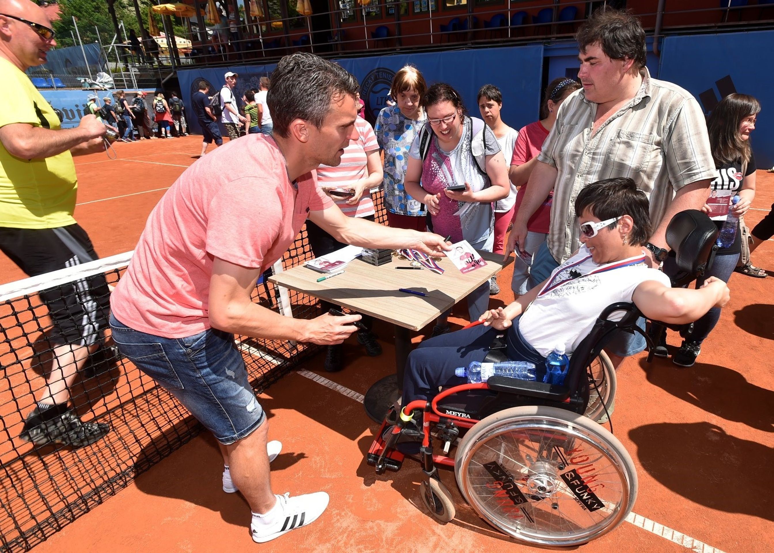 David Lafata, Klára Koukalová a Petr Suchoň zavítali za handicapovanými dětmi - 2 - Lafata, Koukalová a Suchoň zavítali za handicapovanými dětmi (2/10)