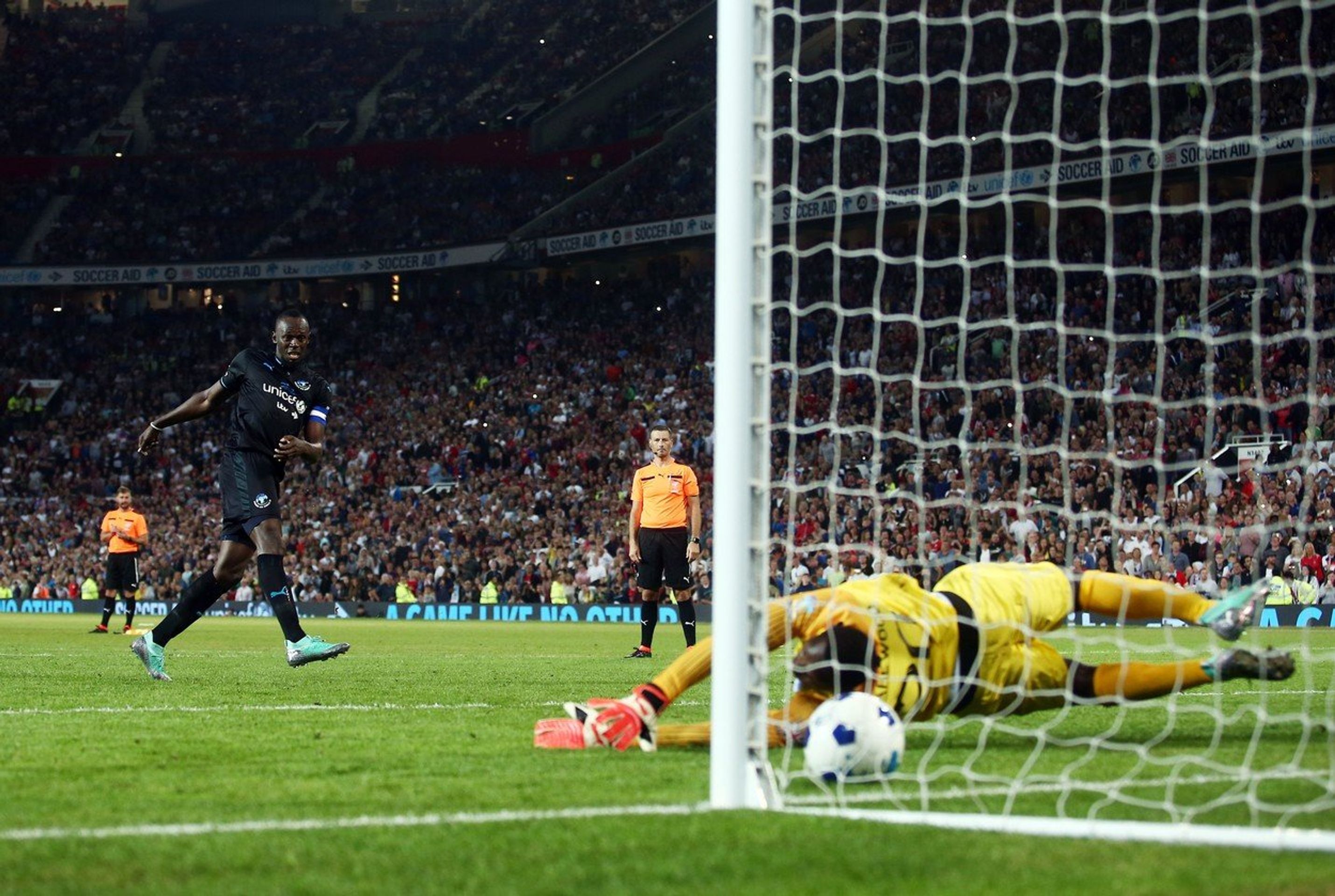 Usain Bolt - GALERIE: Usain Bolt si zahrál fotbal na slavném Old Trafford (4/4)