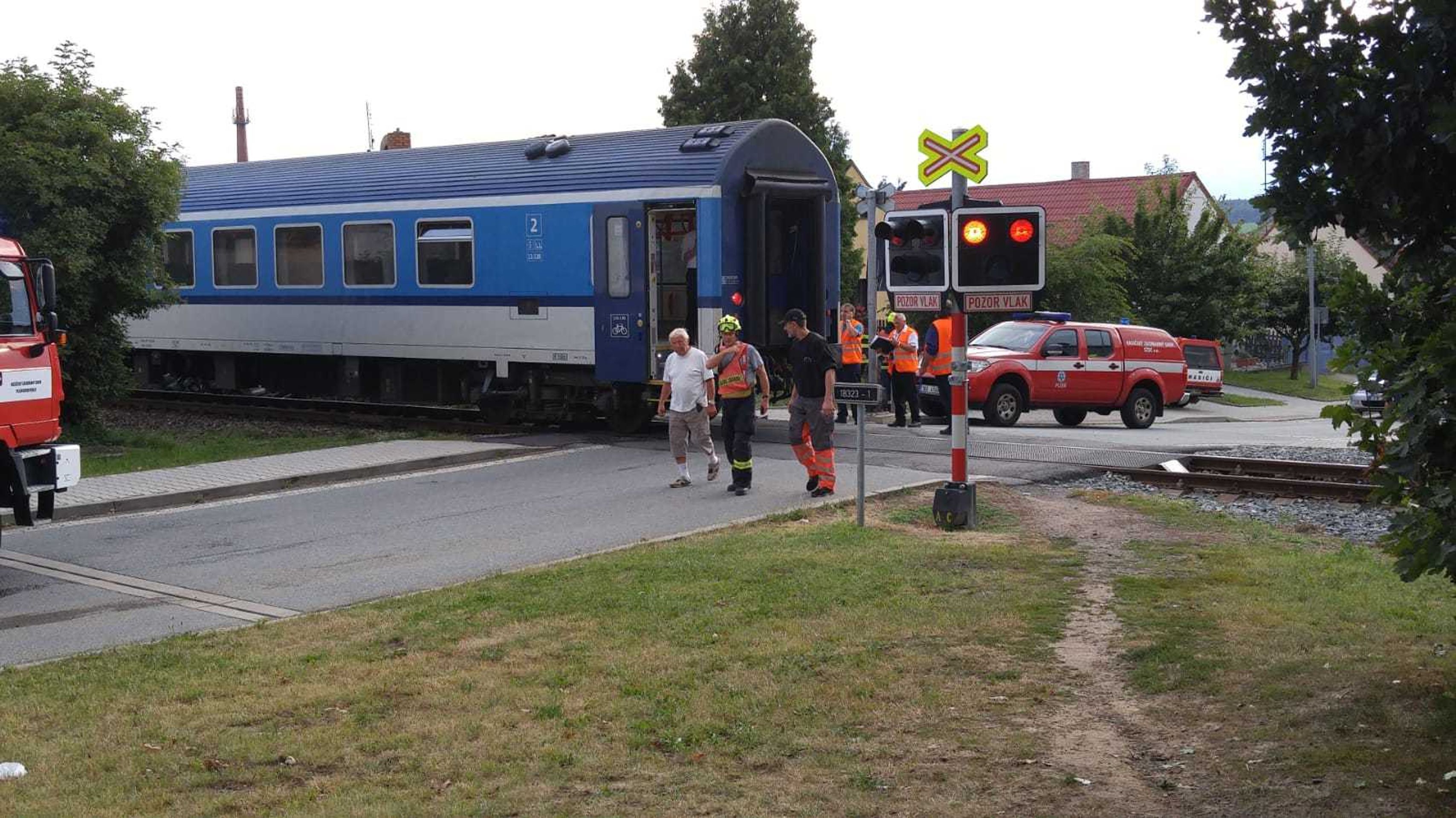 Srážka vlaku s autem na Domažlicku - 5 - GALERIE: Střet vlaku s autem na Domažlicku (5/8)