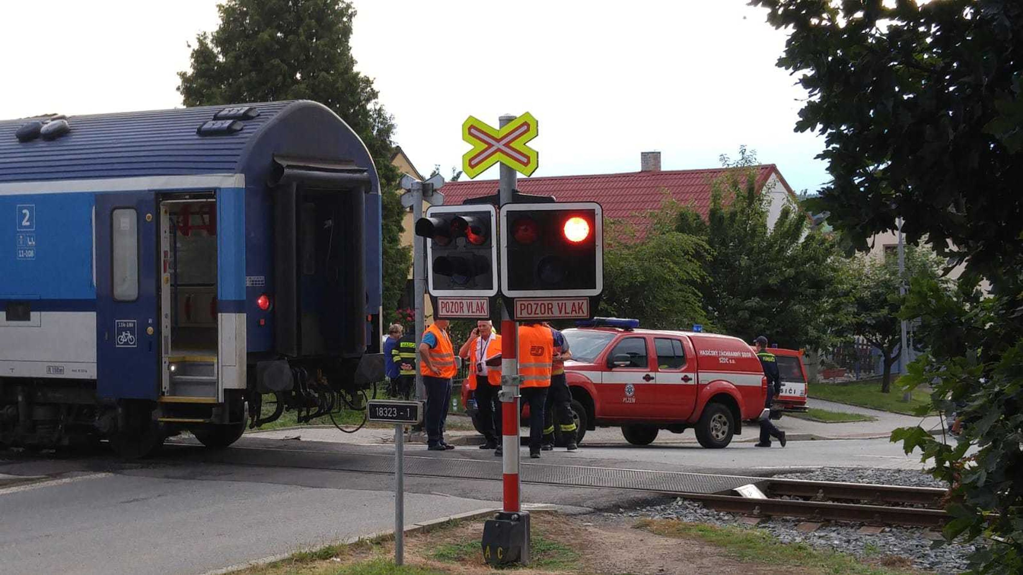 Srážka vlaku s autem na Domažlicku - 4 - GALERIE: Střet vlaku s autem na Domažlicku (4/8)