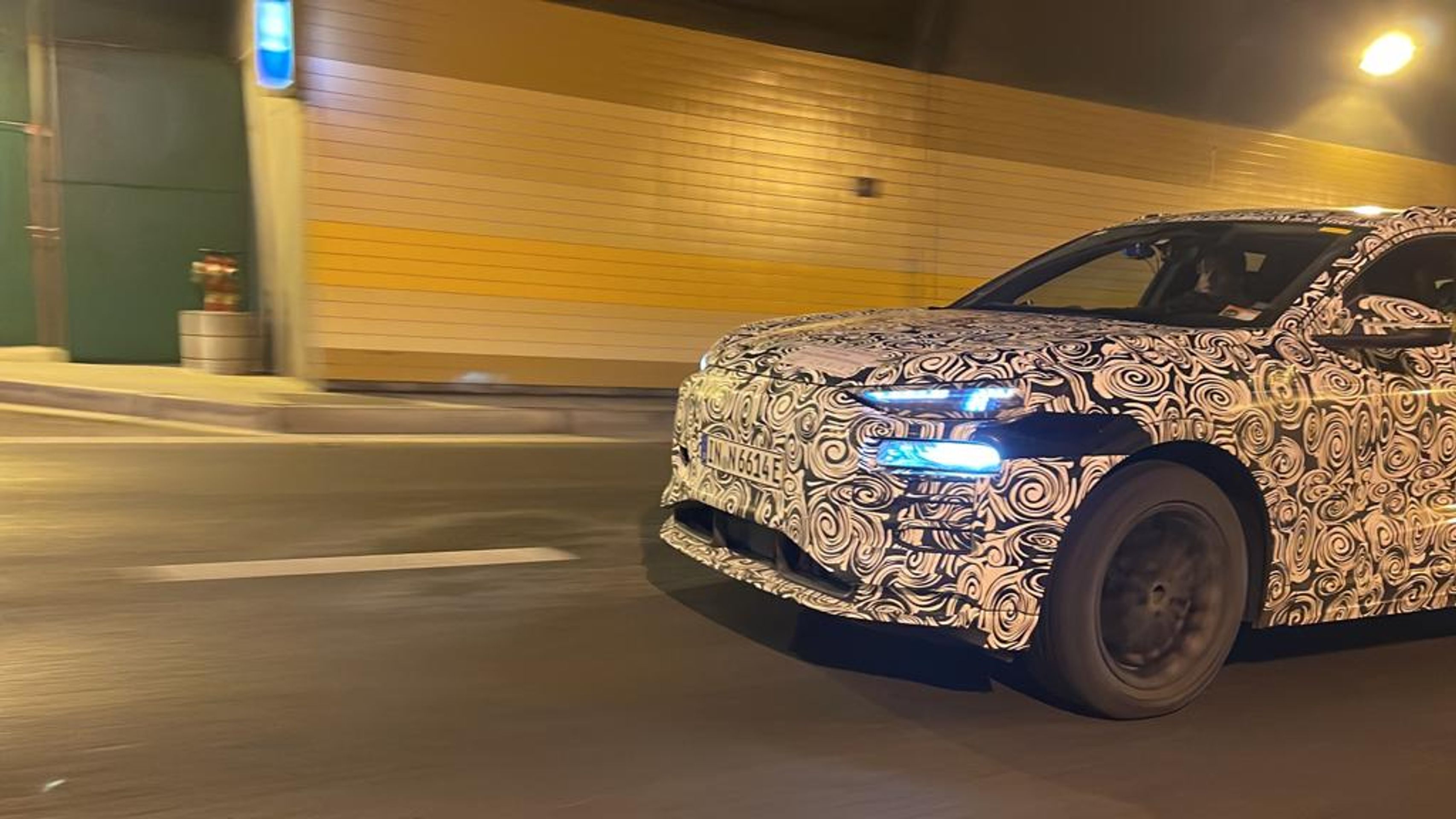 Maskované prototypy Audi A4 Avant a Q6 e-tron v ulicích Prahy - Testování maskovaných novinek od Audi v ulicích Prahy (15/15)