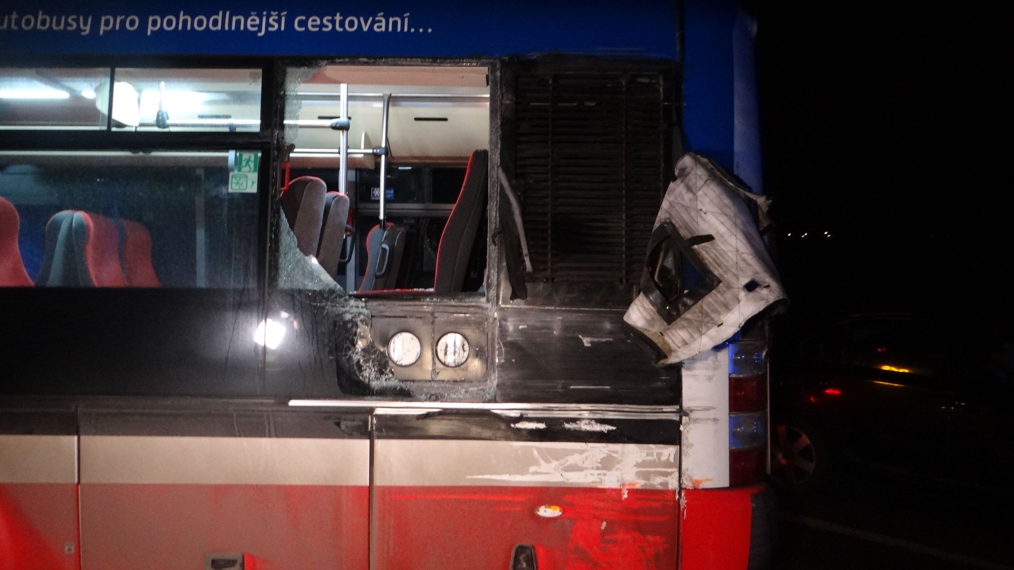 Druhý z busů dopadl o poznání lépe - GALERIE: Po srážce autobusů u Prahy skončil jeden v příkopu (4/4)
