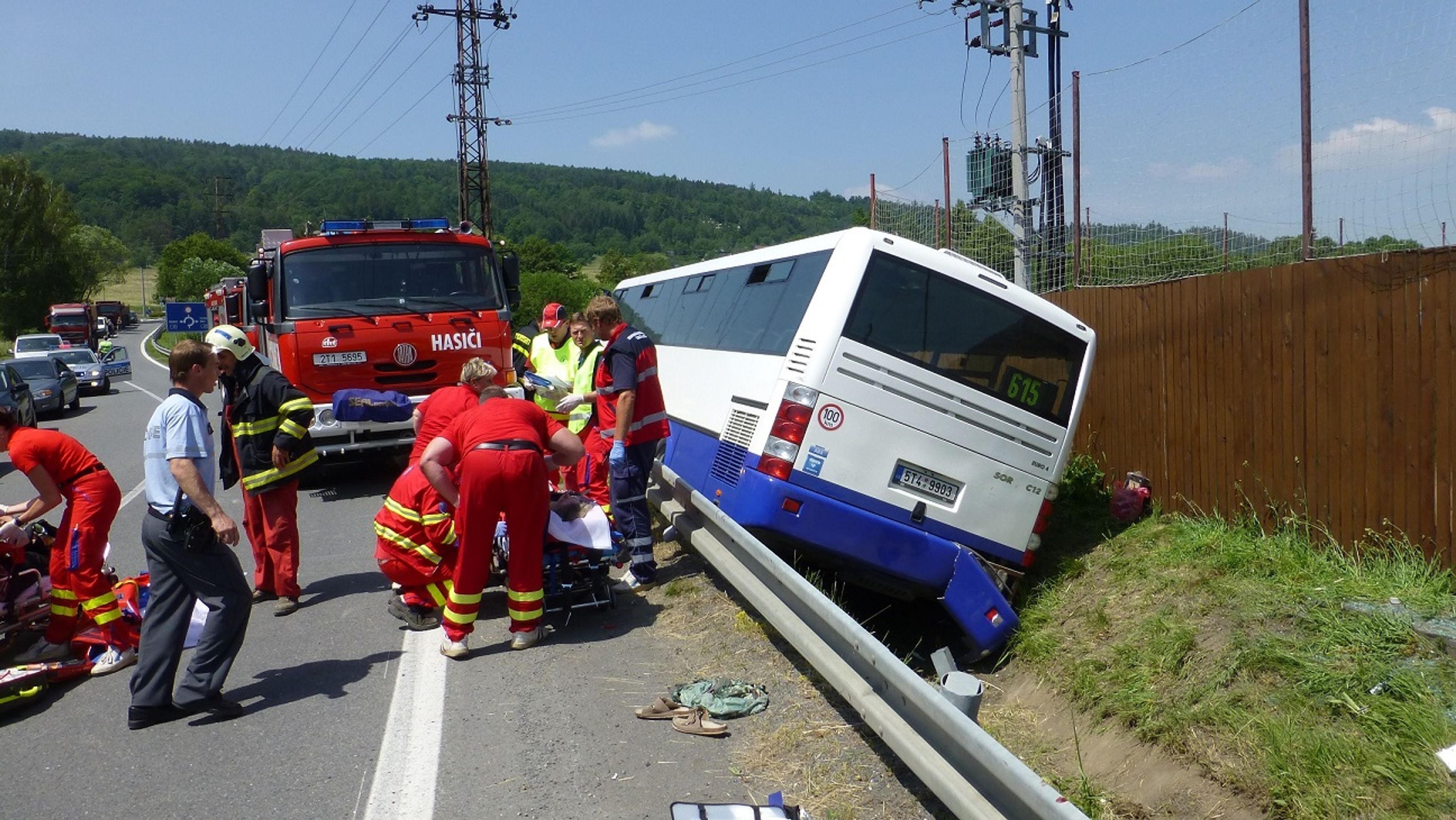 Vážná nehoda autobusu na Novojičínsku - GALERIE: Vážná nehoda autobusu na Novojičínsku (2/19)