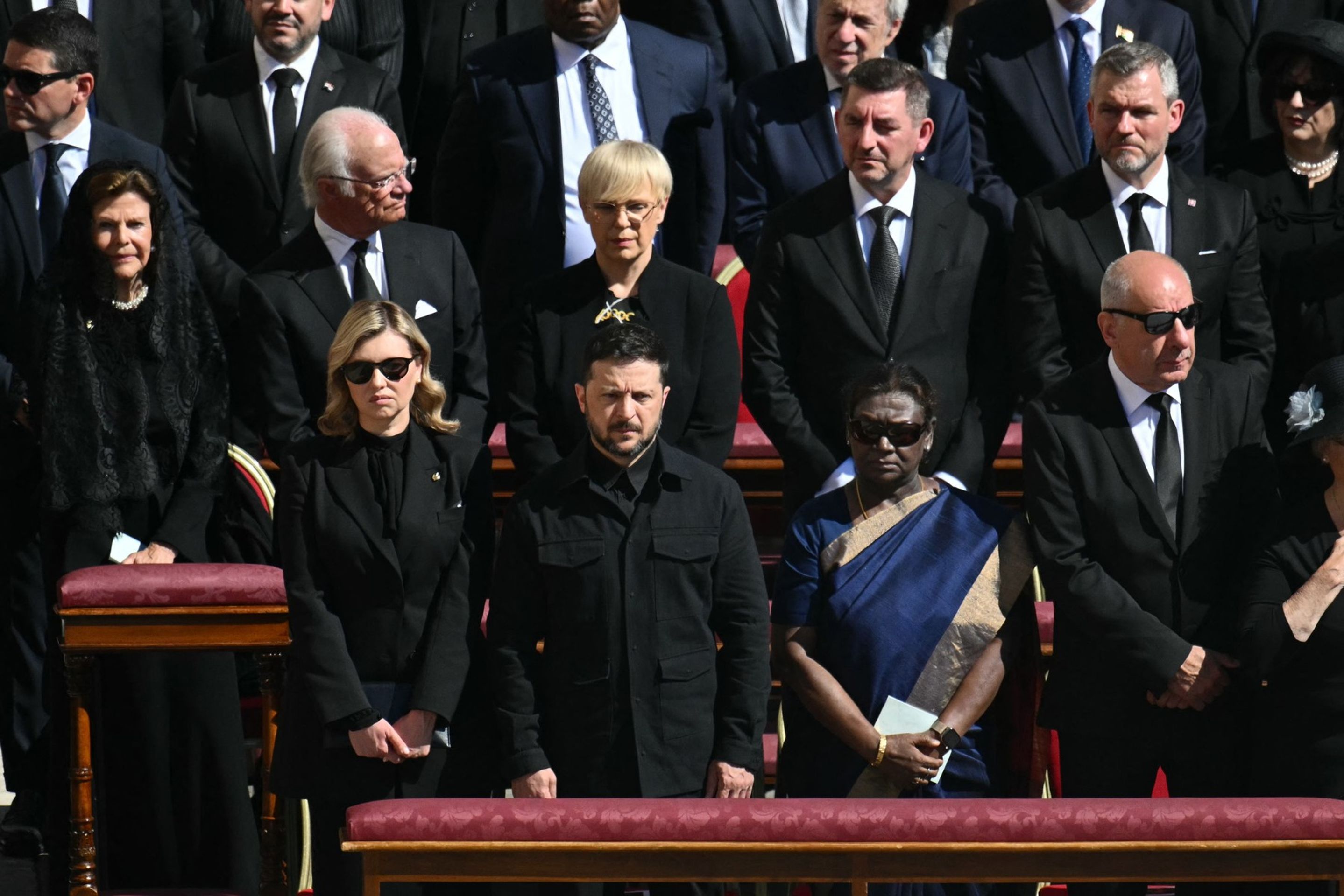 Volodymyr Zelenskyj s manželkou na pohřbu papeže Františka - Státníci na pohřbu papeže Františka (6/6)