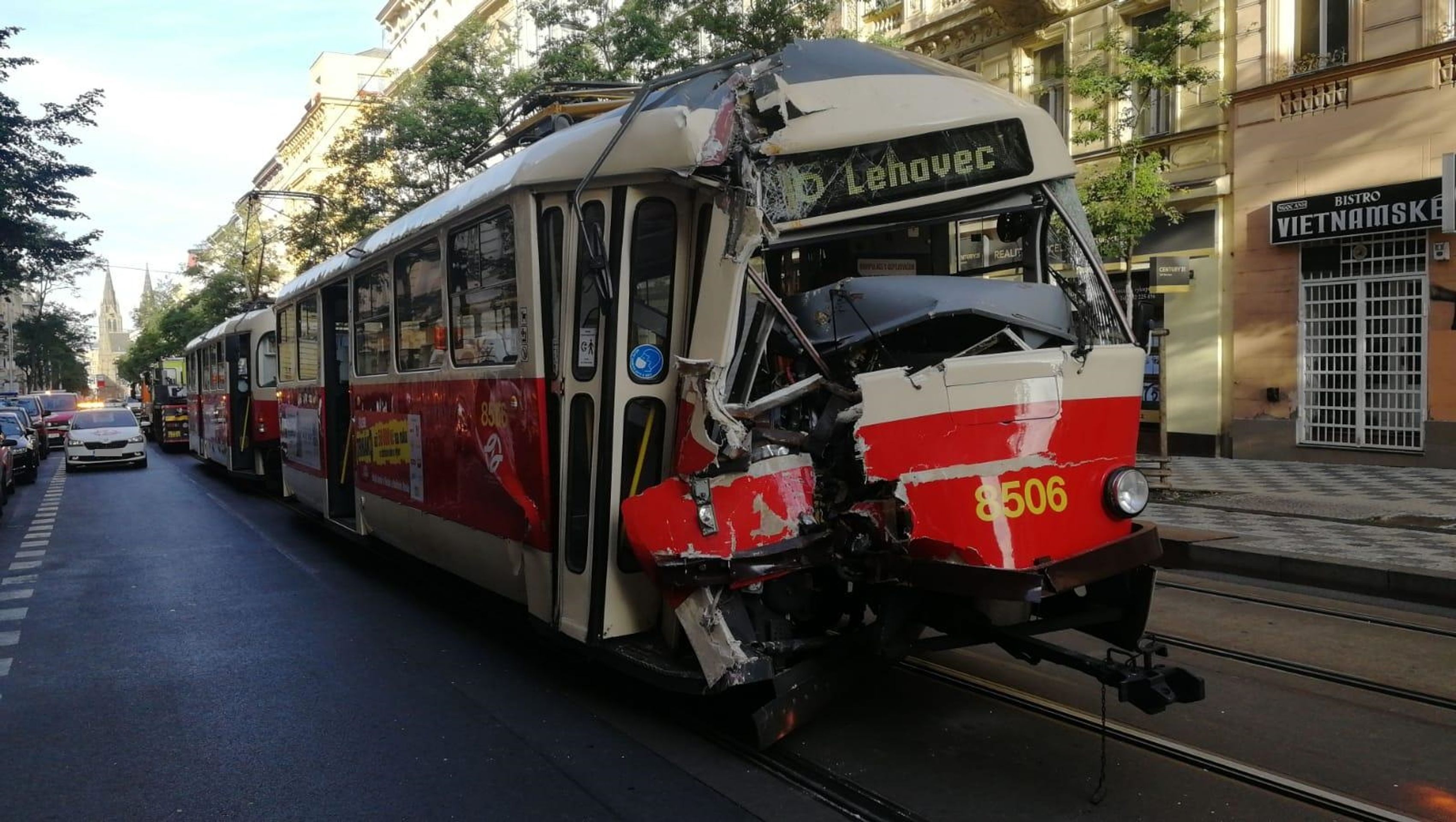 V Praze se srazila tramvaj s popelářským vozem - 5 - GALERIE: V Praze se srazila tramvaj s popelářským vozem (1/6)