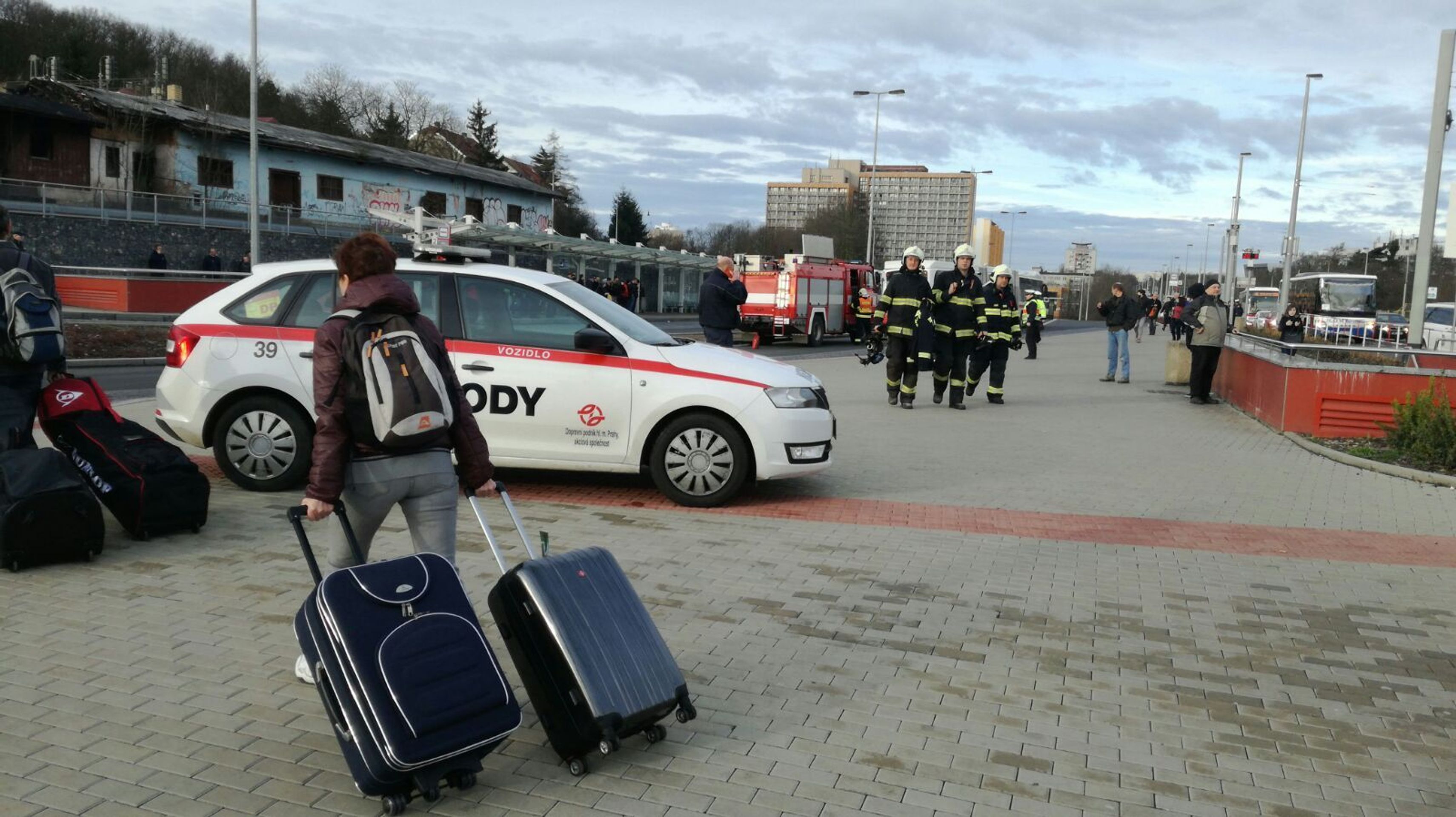 Nejdelší autobus v ČR se srazil s nákladním autem - 4 - GALERIE: V Praze boural nejdelší autobus v ČR (3/4)