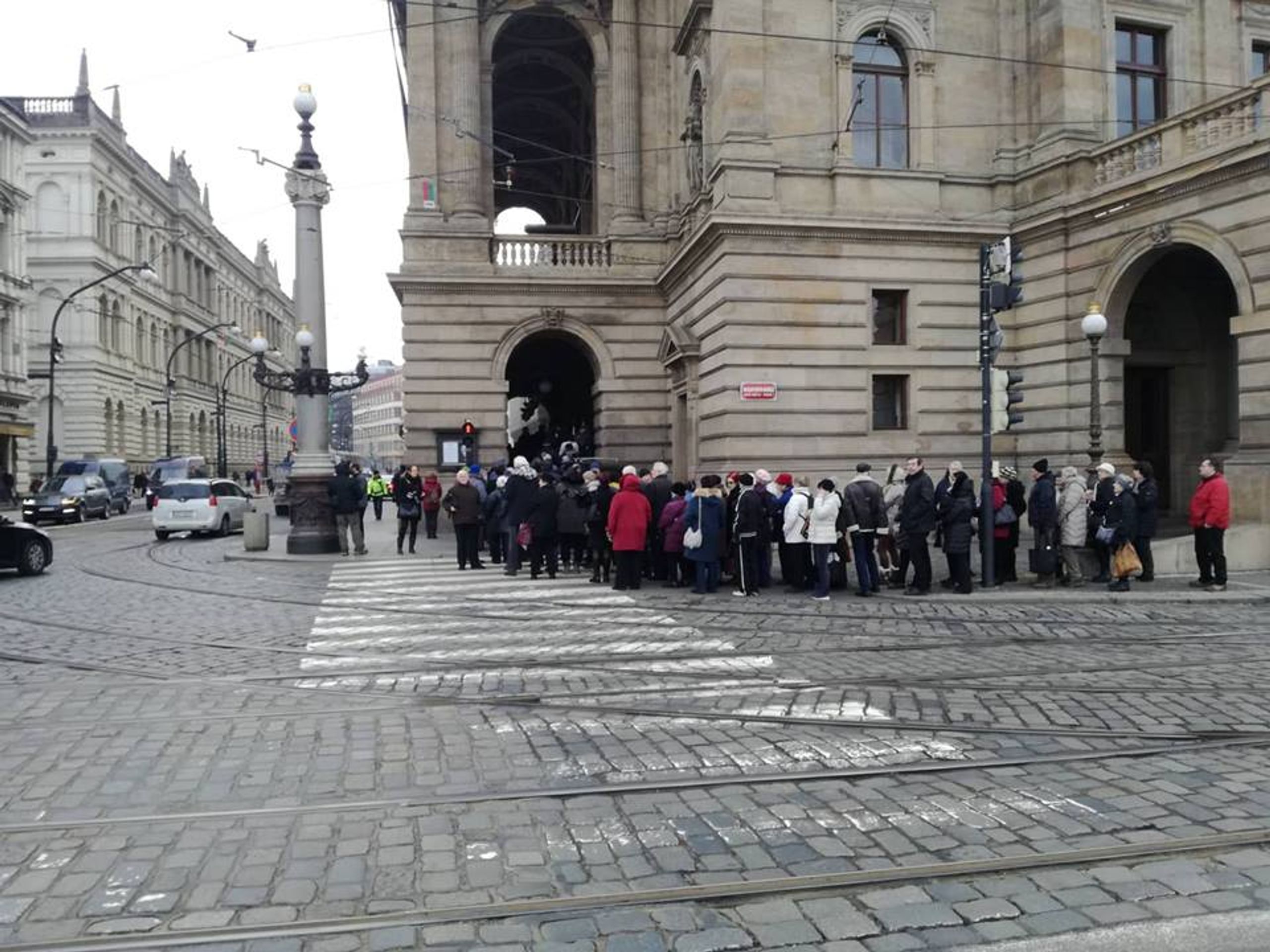 Lidé se přicházejí rozloučit s hercem Luďkem Munzarem - GALERIE: Lidé se loučí s hercem Luďkem Munzarem (33/40)