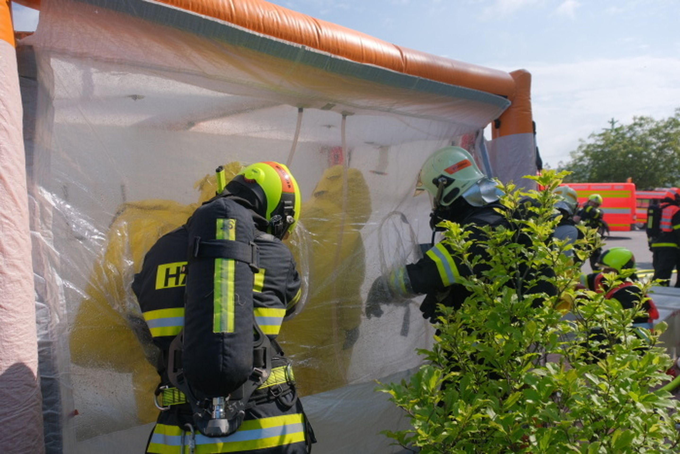 Hasiči řešili v Odrách následky reakce chemikálií - 14 - GALERIE: Hasiči řešili v Odrách následky reakce chemikálií (14/17)