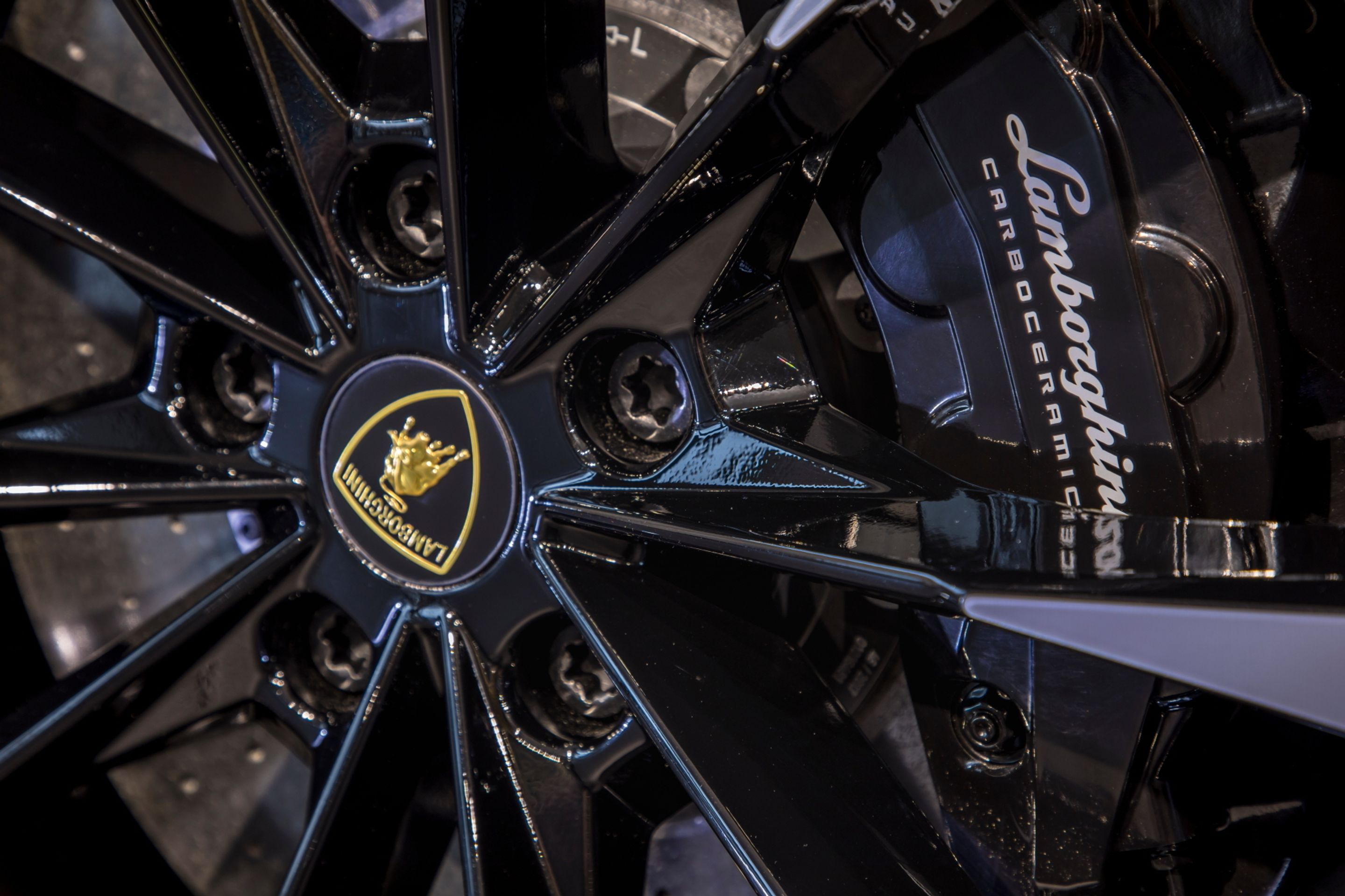 Lamborghini Urus - 6 - Fotogalerie: Nejdrsnější SUV Lamborghini Urus (8/30)